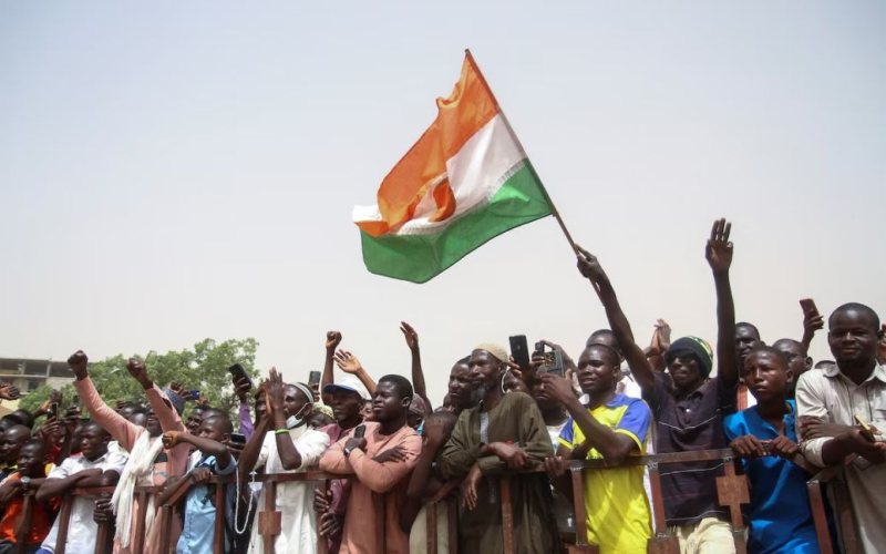 Russische Truppen haben betrat den US-Luftwaffenstützpunkt in Niger“ /></p>
<p><strong>Dieser Schritt folgte der Forderung der nigerianischen Junta, dass US-Truppen das Land verlassen sollten.</strong></p>
<p>Russische Truppen drangen in den Luftwaffenstützpunkt ein in <strong>Niger</strong>, wo US-Truppen stationiert sind.</p>
<p>Dies berichtet <strong>Reuters</strong> unter Berufung auf einen Pentagon-Beamten.</p>
<p>Es Es wird berichtet, dass die Truppen der Russischen Föderation ein separates Territorium auf der Basis 101 besetzten, die sich neben dem internationalen Flughafen Diori Hamani in der nigerianischen Hauptstadt Niamey befindet.</p>
<p>Das Pentagon sagte, dass russische Truppen sich nicht mit amerikanischen Truppen vermischen, sondern Verwenden Sie einen separaten Hangar.</p>
<p >„Die Situation ist nicht bemerkenswert, aber kurzfristig beherrschbar“, sagte ein Pentagon-Sprecher.</p>
<p>Die russischen und nigerianischen Botschaften in den Vereinigten Staaten lehnten dies ab Kommentieren Sie diese Informationen.</p>
<p>Die Veröffentlichung stellt fest, dass „dies auch Fragen über das Schicksal der amerikanischen Institutionen im Land aufwirft, nachdem die USA das Land verlassen haben.“</p>
<p>Erinnern Sie sich daran, dass dies der Fall war zuvor berichtet, dass <strong>ein Land in Afrika näher an Russland heranrückt und das amerikanische Militär vertreibt</strong>.</p>
<p>Darüber hinaus haben wir zuvor darüber informiert, dass <strong>eines der afrikanischen Länder zu einem geworden ist Lieferant von Ersatzteilen für russische Flugzeuge</strong>.</p>
<h4>Ähnliche Themen:</h4>
<p>Weitere Neuigkeiten</p>
<!-- relpost-thumb-wrapper --><div class=