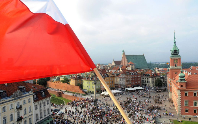 &quot „Das Thema wird geprüft“: In Polen wird die Möglichkeit des Abschusses russischer Raketen diskutiert.“ /></p>
<p><strong>Der Sprecher des polnischen Außenministeriums wies darauf hin, dass Experten für internationales Recht ihre Einschätzung abgeben sollten welche rechtlichen Konsequenzen dieser Schritt haben könnte.</strong></p>
<p>In Polen erwägt man aus technischer und rechtlicher Sicht die Frage der Beteiligung der Luftverteidigungssysteme des Landes am Abschuss russischer Raketen in der Nähe Die Grenzen des Landes, aber es wurden noch keine Entscheidungen zu dieser Angelegenheit getroffen.</p>
<p> Dies sagte der Sprecher des polnischen Außenministeriums Pavel Wronsky, berichtet Ukrinform.</p>
<p>Während einer Diskussion über die Erklärung des ukrainischen Präsidenten Wladimir Selenskyj und des Außenministers Dmitri Kuleba über die Möglichkeit, die polnische Luftverteidigung in den Verkauf russischer Raketen über dem Territorium der Ukraine einzubeziehen, sagte er, dass diese Frage aus rechtlicher und technischer Sicht geprüft werde aus Sicht, aber es gibt keine Entscheidungen zu dieser Angelegenheit.</p>
<p>Er wies auch darauf hin, dass die ukrainische Seite mit einer solchen Initiative an Polen herangetreten sei und dass Gespräche zu diesem Thema in Polen entstanden seien, nachdem eine russische Rakete im März dieses Jahres in den Luftraum des Landes eingedrungen sei und sich dort 39 Sekunden lang aufgehalten habe. Ihm zufolge wird darüber diskutiert, ob polnische Luftverteidigungssysteme solche Raketen auch über dem Territorium der Ukraine abschießen könnten und welche rechtlichen Konsequenzen ein solcher Schritt haben könnte.</p>
<p>Ein Vertreter des polnischen Außenministeriums Das Ministerium wies darauf hin, dass Experten für internationales Recht eine Analyse durchführen sollten. Dieser Schritt könnte rechtliche Konsequenzen haben, da es sich um Raketen mit einem Sprengkopf von Hunderten von Kilogramm handelt, die bei ihrem Absturz erhebliche Schäden am Boden anrichten können. Darüber hinaus müssen technische Spezialisten ihre Einschätzung abgeben und sich auf die Bedingungen einigen, unter denen diese Raketen abgeschossen werden können.</p>
<p>Gleichzeitig betonte der Vertreter des polnischen Außenministeriums, dass wir nicht reden über den physischen Transfer von Elementen des polnischen Luftverteidigungssystems in die Ukraine.</p>
<p>„In Polen gibt es überhaupt keine Diskussion darüber.“ „Es besteht keine Möglichkeit, dass sich das polnische Luftverteidigungssystem außerhalb der Landesgrenzen befindet“, betonte Wronski.</p>
<p>Wir möchten Sie daran erinnern, dass in <strong>Polen eine Kommission zur Untersuchung des Einflusses Russlands auf die Luftverteidigung eingerichtet wurde Land.</strong> Der polnische Premierminister Donald <strong>Tusk</strong> sagte, dass die Russische Föderation an der illegalen Schleusung Tausender Migranten aus Afrika in die EU beteiligt sei.</p>
<h4>Verwandte Themen: </h4>
<p>Weitere Neuigkeiten</p>
<!-- relpost-thumb-wrapper --><div class=