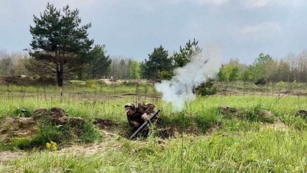 Militärführung und Soldaten befragt: State Bureau of Investigation zum Durchbruch russischer Truppen in Charkow Region“ /></p >
<p>Im Falle des Durchbruchs russischer Truppen in der Region Charkow am 10. Mai wurde die Militärführung bereits verhört. Um die Täter zu identifizieren, müssen Ermittler und Experten eine Vielzahl geheimer Dokumente untersuchen.</p>
<p>Der erste stellvertretende Direktor des Staatlichen Ermittlungsbüros <strong>Alexander Udowitschenko</strong> sprach darüber in einem Interview mit Interfax-Ukraine.</p>
<p> < h2>Durchbruch russischer Truppen in der Region Charkow am 10. Mai: Einzelheiten der Untersuchung</h2>
<p>— Alle diese Dokumente sind geheim. Was bedeutet das? Ein kompliziertes Verfahren für deren Beschlagnahme, Erhalt und Zugang zu Dokumenten von Ermittlern und Sachverständigen. Es gibt viele dieser Dokumente, sie sind spezifisch, werden an verschiedenen Orten gespeichert und einige können einfach nicht entfernt werden, weil sie jetzt verwendet werden — Ohne sie könnten einige Prozesse an vorderster Front lahmgelegt werden, — erklärte er.</p>
<p>Sie schauen jetzt zu </p>
<p>Udowitschenko sagte, dass in dem Fall bereits 104 Personen befragt worden seien — Dies ist in erster Linie die militärische Führung, die Kämpfer, die auf dem Schlachtfeld waren, einige wurden drei- oder viermal verhört.</p>
<p>Er versicherte, dass der Fall in kürzester Zeit objektiv untersucht werde, was dadurch erleichtert werde militärische Führung durch Bereitstellung von Zugang zu geheimen Informationsdokumenten.</p>
<p>— Jede Woche begibt sich die Leitung der einen oder anderen Strafverfolgungsbehörde vor Ort, um den Fortgang der Ermittlungen zu überwachen. Als Organisator des Ermittlungsprozesses bin ich dem Oberbefehlshaber — er beteiligt sich an den Ermittlungen, ist daran interessiert, dass wir die Sache klären, — Udowitschenko betonte.</p>
<h2>Das Staatliche Ermittlungsbüro untersucht den Grenzdurchbruch in der Region Charkow</h2>
<p>Am 27. Mai gab das Staatliche Ermittlungsbüro den Beginn einer Untersuchung der Umstände bekannt der Grenzdurchbruch russischer Truppen in der Region Charkow am 10. Mai 2024.</p>
<p>Den Ermittlungen zufolge durchbrachen die Invasoren die erste Verteidigungsstufe und eroberten mehrere Siedlungen entlang der Grenzlinie zwischen der Ukraine und der Russischen Föderation, was zu Verlusten bei den Streitkräften der Ukraine und der Zivilbevölkerung führt.</p>
<p>Das SBI überprüft die Aktionen der Führung aller Ebenen in der Region während offensiver Aktionen des Feindes, davor und danach , mögliche Tatsachen der grundlosen Aufgabe von Kampfstellungen werden untersucht.</p>
<p>Vorläufige Qualifikation — unbefugtes Verlassen des Schlachtfeldes und fahrlässige Haltung gegenüber dem Militärdienst (Artikel 429, Teil 4 von Artikel 425 des Strafgesetzbuches der Ukraine). Artikelsanktionen sehen bis zu 10 Jahre Gefängnis vor.</p>
</p></p>
<!-- relpost-thumb-wrapper --><div class=