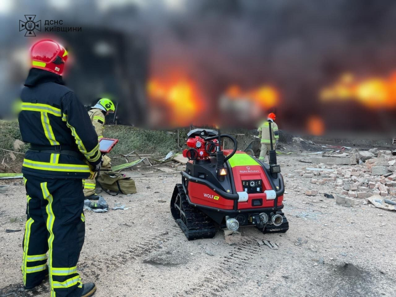 Explosionen in der Region Kiew: Retter löschen einen Brand in einer Industrieanlage