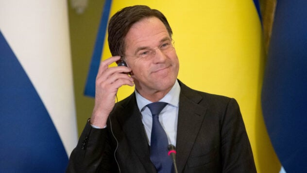 Mark Rutte ist der neue NATO-Generalsekretär: Wer ist er und welche Position übernimmt er? Ukraine“ /></p>
<p><strong>Mark Rutte,</strong>Premierminister der Niederlande, wurde offiziell zum NATO-Generalsekretär ernannt.</p>
<p>Die Ernennung von Mark Ruttes Amt als NATO-Generalsekretär wurde zum Zeitpunkt des Treffens der alliierten Botschafter im Hauptquartier des Blocks in Brüssel von allen 32 Mitgliedsländern des Blocks unterstützt.</p>
<p>Rutte wird seine Befugnisse am 1. Oktober antreten. wenn das Mandat von Jens Stoltenberg, dem derzeitigen Chef der NATO, endet.</p>
<p>Während wir jetzt beobachten, </p>
<h2>Die Slowakei und Ungarn unterstützten Rutte, zog der rumänische Präsident seine Kandidatur zurück</h2>
<p>Rutte wurde zuvor von Ungarn unterstützt und die Slowakei, die dagegen war. Reuters stellte fest, dass die Änderungen in der Position von Budapest und Bratislava für Rutte einen wichtigen Schritt auf dem Weg zu dieser Position darstellten.</p>
<p>Die Unterstützung Ungarns ist das Ergebnis des Treffens von Ministerpräsident Viktor Orbán mit NATO-Generalsekretär Jens Stoltenberg in der vergangenen Woche, bei dem die Parteien vereinbart hatten, dass Ungarn die Entscheidung der NATO, die Ukraine zu unterstützen, nicht blockieren, sich aber auch nicht an dem Prozess beteiligen würde.< /p> < Blockquote></p>
<p>— Premierminister Mark Rutte bestätigte, dass er dieses Abkommen voll und ganz unterstützt und dies auch weiterhin tun wird, wenn er der nächste Generalsekretär der NATO wird, — schrieb Orban im sozialen Netzwerk Ziehen Sie den Militärblock direkt in einen Krieg mit Moskau.</p>
<p>Der einzige Gegenspieler, der im Rennen um den Posten des Generalsekretärs blieb, der rumänische Präsident Klaus Iohannis, zog seine Kandidatur zurück. Somit stimmten alle 32 Mitglieder des Blocks der Kandidatur von Mark Rutte für das Amt des NATO-Generalsekretärs zu.</p>
<h2>Warum hat Ungarn seine Position zu Rutte geändert?</h2>
<p>Der Leiter der ständigen Delegation der Ukraine bei der NATO-PV, Volksabgeordneter <strong>Jegor Tschernew</strong>, sagte im Telethon, dass bestimmte Hebel von Einfluss deuten auf eine Änderung der Position Budapests in einer Reihe von Fragen hin.</p>
<p>— Ich sehe, dass sie Einfluss auf Ungarn nehmen und bis zu einem gewissen Grad Vereinbarungen mit Ungarn treffen, wenn es nicht unterstützt, aber auch keinen Stein ins Rad legt, — sagte der Politiker.</p>
<p>Um zu verstehen, wie sehr sich ein Wechsel an der Spitze der NATO auf die Zusammenarbeit und Fragen in Bezug auf die Ukraine auswirken kann, rät Chernev anhand der Hilfe Amsterdams für Kiew.</p>
<blockquote>
<p>— Die Niederlande sind ein Land, das Teil derselben F-16-Koalition ist und in diesen Fragen führend ist und im Rahmen von Ramstein&#8230 auf vielfältige Weise hilft. Ich erwarte hier keine negativen Überraschungen; es kann durchaus sein, dass es positive gibt.</p>
</blockquote>
<p>Chernev machte auf den Wandel in der Rhetorik des derzeitigen NATO-Generalsekretärs aufmerksam, von der Tatsache, dass der Block auf keinen Fall in einen Krieg verwickelt werden dürfe, hin zur Unterstützung für die Erlaubnis, westliche Waffen auf das Territorium der Russischen Föderation abzufeuern. Chernev glaubt, dass Mark Rutte die gleiche Rhetorik aufgreifen wird.</p>
<h2>Was über Mark Rutte bekannt ist</h2>
<p>Mark Rutte wurde in einer protestantischen Familie in der Stadt Den Haag geboren. Er studierte an der Universität Leiden und machte 1992 seinen Abschluss.</p>
<p>Von 1988 bis 1991 leitete er die Jugendorganisation für Freiheit und Demokratie (den Jugendflügel der Volkspartei für Freiheit und Demokratie). Nach seinem Abschluss arbeitete er zehn Jahre lang beim Lebensmittelkonzern Unilever und wechselte 2002 in die nationale Politik.</p>
<p>Während der Parlamentswahlen 2002 arbeitete Rutte in der Zentrale der Volkspartei für Freiheit und Demokratie und wurde anschließend in der ersten Balkenende-Regierung zum Staatssekretär für soziale Angelegenheiten und Beschäftigung ernannt.</p>
<p>Nach dem Rücktritt der Regierung war er kurzzeitig Mitglied des Parlaments und wurde dann erneut in diese Position berufen in der zweiten Balkenende-Regierung.</p>
<p>Vom 17. Juni 2004 bis zum 27. Juni 2006 war er Staatssekretär für Hochschulbildung, Wissenschaft und Kultur im zweiten Balkenende-Kabinett.</p>
<p>Rutte kehrte später in die zweite Kammer der Generalstaaten zurück und wurde bald dessen Vorsitzender der Parlamentsfraktion der Volkspartei für Freiheit und Demokratie.</p>
<p>Bei den Parlamentswahlen 2010 führte er die Liste der Volkspartei für Freiheit und Demokratie an.</p>
<p>Im Parlament wurde eine Mitte-Rechts-Koalition zwischen der Volkspartei und dem Christlich-Demokratischen Appell gebildet, die von der Freiheitspartei unter der Führung von Geert Wilders unterstützt wurde.</p>
<p>Am 8. Oktober 2010 wurde Mark Rutte Er wurde zum Regierungschef ernannt und bildete sein Kabinett.</p>
<p> < p>Rutte ist seit 1918 der erste niederländische Premierminister außerhalb der Christlich-Demokratischen Partei und der Arbeiterpartei. Er ist auch der erste Premierminister der Volkspartei für Freiheit und Demokratie.</p>
<h2>Mark Ruttes Haltung zum Ukraine-Krieg</h2>
<p>Die Niederlande sind einer der größten europäischen Verbündeten der Ukraine.</p>
<p>Mark Rutte hat wiederholt erklärt, dass sein Staat bereit ist, die Ukraine so lange wie nötig zu unterstützen, einschließlich der Stärkung der Luftverteidigung und der Ausbildung von F-16-Piloten.</p>
<p>Während des Besuchs von Präsident Wladimir Selenskyj in den Niederlanden im Mai 2023 einigten sich die Staats- und Regierungschefs darauf, dass in Den Haag ein Sondertribunal für das Verbrechen der Aggression der Russischen Föderation abgehalten werden sollte.</p>
<p>Rutte und Selenskyj glauben, dass kein bestehender internationaler Mechanismus die Gerichtsbarkeit über das in der Ukraine begangene Aggressionsverbrechen ausüben kann.</p>
<p>Im April 2024 erklärte Rutte, dass die Notwendigkeit, Boden-Boden-Raketen zu liefern — Luft in die Ukraine ist dringend erforderlich und hat auch neue Anstrengungen unternommen, um Länder mit einer großen Anzahl von Patriot-Luftverteidigungssystemen davon zu überzeugen, diese an die Ukrainer zu liefern.</p>
<p>Es wird erwartet, dass der neue Generalsekretär der NATO auf dem Jubiläumsgipfel des Blocks erscheint im Juli in Washington. Stoltenbergs Amtszeit endet offiziell am 1. Oktober 2024.</p>
</p></p>
<!-- relpost-thumb-wrapper --><div class=