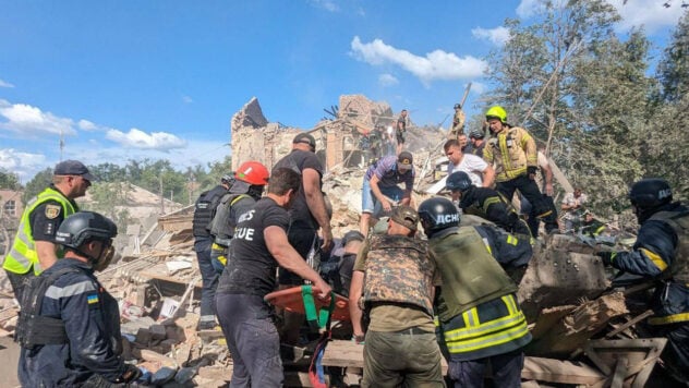 Explosion in Krivoy Rog am 12. Juni: Es gibt bereits 32 Verwundete, morgen ist ein Tag der Trauer um die Toten“ /> </p>
<p>Am Mittwoch, den 12. Juni, kam es in Krivoy Rog zu Explosionen. Die russische Armee startete einen Raketenangriff auf den Wohnsektor.</p>
<p>Dies berichtete der Leiter der OVA Dnepropetrowsk <strong>Sergej Lysak</strong> in seinem Telegram-Kanal.</p>
<h2> Explosion in Krivoi Rog am 12. Juni: Folgen</h2>
<p>Explosionen in Krivoy Rog führten am Nachmittag des 12. Juni zu einem russischen Raketenangriff auf Wohngebäude in der Stadt.</p>
<p>Jetzt ansehen </p>
<p>Laut der Vorsitzender des Verteidigungsrates von Krivoy Rog, Alexander Vilkul, am Abend des 12. Juni Die Rettungsaktion endete. Am Morgen des 13. Juni gab es 9<strong>neun Tote, die Zahl der Verletzten stieg von 29 auf 32 Personen</strong>. Unter den Verletzten sind fünf Kinder.</p>
<p>13 Verwundete wurden in städtische Krankenhäuser eingeliefert, fünf davon in ernstem Zustand, eine Person — in äußerst ernstem Zustand.</p>
<p>Die Beseitigung der Folgen des russischen Raketenangriffs wird am Ort des Angriffs fortgesetzt — 12 Teams von Versorgungsarbeitern waren beteiligt.</p>
<p>Morgen, <strong>der 14. Juni, wurde in Krivoy Rog ein Trauertag für die Getöteten ausgerufen</strong>.</p>
<p>Das Büro Der Generalstaatsanwalt teilte mit, dass aufgrund des russischen Raketenangriffs ein Strafverfahren wegen Verstoßes gegen die Gesetze und Gebräuche des Krieges sowie vorsätzlichen Mordes (Artikel 438 Teil 2) des Strafgesetzbuchs der Ukraine eingeleitet wurde.</p>
<p>Am Ort des Streiks taten Mitarbeiter des staatlichen Rettungsdienstes, der Landespolizei, der Stadtwerke und Freiwillige ihr Möglichstes, um möglichst viele Menschen zu retten. Auch Hundeführer mit Suchhunden und Psychologen waren im Einsatz.</p>
<p>Die Polizei dokumentierte ein weiteres russisches Kriegsverbrechen.</p>
<h2><strong>Raketenangriff auf Krivoy Rog: Selenskyjs Reaktion</strong></h2 > < p>Präsident Wladimir Selenskyj reagierte auf Russlands Raketenangriff auf Kriwoj Rog.</p>
<blockquote>
<p>— Jeden Tag und jede Stunde beweist der russische Terror, dass die Ukraine gemeinsam mit ihren Partnern die Luftverteidigung stärken muss. Mein Beileid gilt den Familien und Angehörigen der Opfer. Alle notwendigen Dienstleistungen sind vor Ort, — schrieb er.</p>
</blockquote>
<p>Der Präsident betonte auch, dass moderne Luftverteidigungssysteme in der Lage seien, Menschen, ukrainischen Städten und Stellungen maximalen Schutz zu bieten.</p>
<p>— Und wir brauchen sie so oft wie möglich, — fasste das Staatsoberhaupt zusammen.</p>
</p>
<h2>Explosionen in Krivoy Rog am 12. Juni: Was bekannt ist</h2>
<p>Nach der Explosion wurde berichtet, dass Rauch über dem Ort aufstieg Stadt nach dem Aufprall. Zuvor meldete die Luftwaffe der ukrainischen Streitkräfte ein Hochgeschwindigkeitsziel in Richtung Kriwoi Rog.</p>
<p>Der Bürgermeister von Kriwoi Rog <strong>Alexander Vilkul</strong> bestätigte die Explosion und rief an an die Anwohner, nichts zu filmen oder im Internet zu posten. </p>
<p>Der Krieg in vollem Umfang dauert in der Ukraine bereits seit dem 840. Tag an.</p>
<p>Sie können die Situation in den Städten beobachten auf der interaktiven Karte der Militäreinsätze in der Ukraine und auf der Karte der Luftangriffe in der Ukraine.</p>
</p></p>
<!-- relpost-thumb-wrapper --><div class=