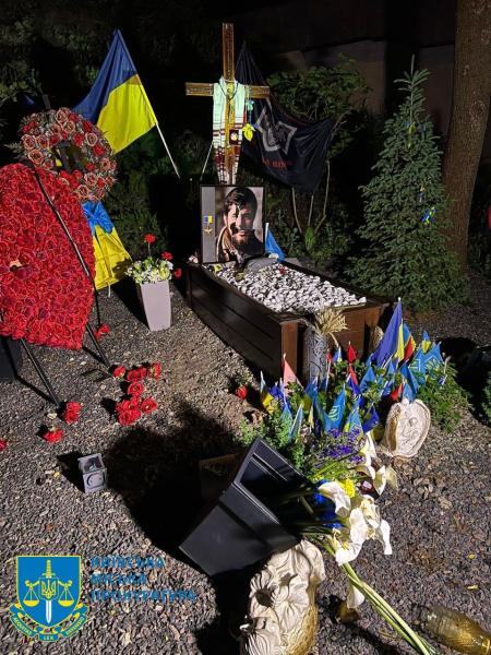 Die Gräber von Da Vinci und Juice zerbrochen: Eine Frau wurde festgenommen Kiew“ />< /p>Die Frau zerstörte die Gräber von Da Vinci, Jus und Petrichenko. Foto: Staatsanwaltschaft Kiew</p>
<p><img decoding=