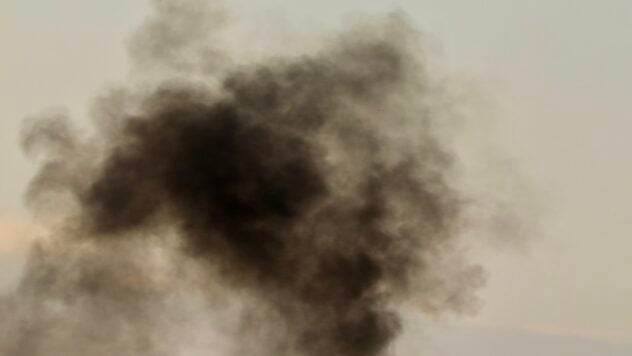 Explosionen auf der Krim am 10. Juni: Die ukrainischen Streitkräfte treffen drei feindliche S-300/S -400 Divisionen“ /></p>
<p>Während die Explosionen am 10. Juni auf der Krim zu hören waren, trafen die ukrainischen Verteidigungskräfte russische Flugabwehrraketenbataillone und verursachten erhebliche Verluste bei der Besatzungsluftverteidigung.</p >
<p><strong>Aktualisiert um 13:36 Uhr.</strong>Der erfolgreiche Einsatz ukrainischer Raketenwerfer wurde bereits vom Generalstab der Streitkräfte der Ukraine bestätigt.</p>
<h2>Explosionen auf der Krim im Juni 10: Was bekannt ist</h2>
<p>Die Explosionen auf der Krim am 10. Juni begannen nach einstündigen Nächten <strong>in Jewpatoria, Krasnoperekopsk und der Region</strong> zu donnern.</p>
<p>Jetzt beobachten sie </p>
<p >Danach wurde der Verkehr vierzig Minuten lang (bis zwei Uhr morgens) durch die illegal gebaute Kertsch-Brücke blockiert.</p>
<p>Einheimische behaupten, sie hätten die Ankunft von vier Raketen entlang einer fast vertikalen Flugbahn auf einer Bodenanlage in der Nähe von Jewpatoria gesehen.</p>
<p>Nachdem es <strong>im Bezirk Dzhankoy</strong> laut wurde, stürmten Feuerwehrautos in Richtung Simferopol .< /p> </p>
<p>Einwohner von <strong>Pervomaisky</strong> zählten mindestens sechs Explosionen.</p>
<p><strong>In Uglovoy, Bezirk Bachtschissarai</strong> waren Explosionen aus dem Meer zu hören. </p>
<p>Die Besatzungsluftverteidigung operierte <strong>im Gebiet des Dorfes Vorobyovo im Bezirk Saki</strong>.</p>
<p>Augenzeugen berichteten von einer Ankunft in einer Militäranlage <strong>in der Nähe des Dorfes Naumowka, Bezirk Saki</strong>.</p>
<p><strong>In Michailowka, Bezirk Saki</strong> kam es gleichzeitig mit den Explosionen zu den Explosionen Das Licht ging aus.</p>
<h2 >Explosionen auf der Krim am 10. Juni: Reaktion der Besatzer</h2>
<p>Die Besatzer haben noch immer nicht auf die Explosionen auf der Krim am 10. Juni reagiert.</p>
<p >Sowohl lokale Mitarbeiter als auch Vertreter des russischen Verteidigungsministeriums schweigen.</p>
<p>Sowohl lokale Mitarbeiter als auch Vertreter des russischen Verteidigungsministeriums schweigen.</p>
<p>Sowohl lokale Mitarbeiter als auch Vertreter des russischen Verteidigungsministeriums Abteilung schweigt.</p>
<p>Am Morgen berichtete das russische Verteidigungsministerium lediglich über die angeblich erfolgreiche Zerstörung von vier Drohnen über der Region Brjansk.</p>
<p>Sie beschlossen, die nächtliche Explosionsserie auf der Krim am 10. Juni nicht zu erwähnen.</p >
<h2>Explosionen auf der Krim am 10. Juni: Was sagt der Generalstab der Streitkräfte der Ukraine?</h2>
<p>Wie jedoch im Generalstab der Streitkräfte der Ukraine berichtet, sind die Explosionen auf der Krim weiter Der 10. Juni endete mit der<strong>erfolgreichen Niederlage einer S-400-Flugabwehrraketendivision in der Gegend von Dzhankoy und zweier S-300-Flugabwehrraketendivisionen in der Nähe des Schwarzen Meeres und Jewpatoria</strong>.</p>
<p> < Blockquote></p>
<p>– Keine einzige unserer abgefeuerten Raketen wurde von „hochwirksamen“ Raketen abgefangen. feindliche Luftverteidigung, stellt der Generalstab der Streitkräfte der Ukraine fest.</p>
</blockquote>
<p>Nach Angriffen ukrainischer Raketenwerfer in der Gegend von Dzhankoy, Chernomorskoe und Jewpatoria wurden die Radare der S-300 /S-400-Komplexe wurden sofort außer Betrieb gesetzt</strong >.</p>
<p>Darüber hinaus begann die Detonation von Munition in allen drei Bereichen der Startpositionen der Flugabwehrraketendivisionen der Russischen Föderation.</p>
<p>– Dank der erfolgreichen Kampfarbeit der Luftverteidigungskräfte der russischen Invasoren auf der ukrainischen Krim erlitten sie erhebliche Verluste. Wir vernichten weiterhin den Feind! Fortsetzung folgt… – Versprechen der ukrainischen Verteidiger.</p>
<h2>Die Krim auf der Karte</h2>
<p><p><img decoding=