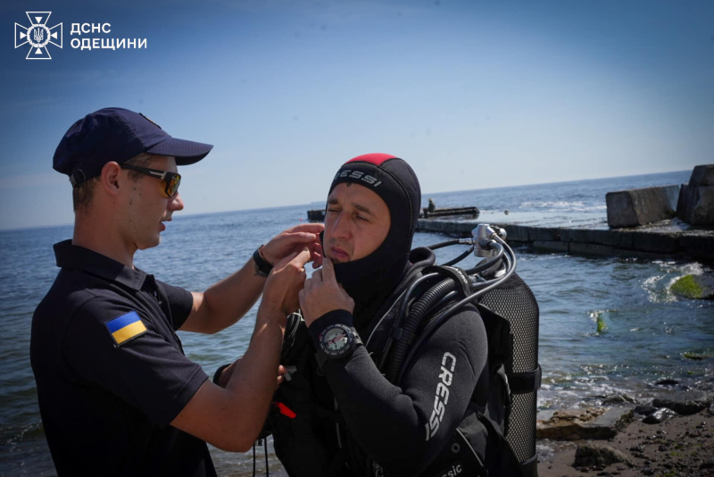 Ein Foto am Pier gemacht: in Odessa, Ein Polizist wurde von einer Welle ins Meer gespült =