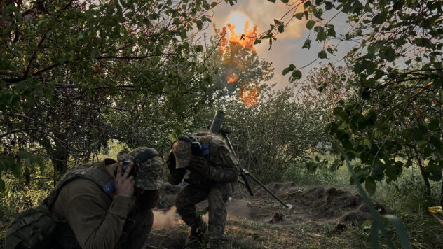 Die heißeste Situation in Richtung Pokrovsky: der Generalstab der Streitkräfte über die Situation bei an der Front“ />< /p> </p>
<p>Die Situation an der Front bleibt schwierig. In den letzten 24 Stunden kam es zu 135 militärischen Zusammenstößen. Die heißeste Situation im Laufe des Tages wurde in der Richtung Pokrovsky in der Region Donezk beobachtet.</p>
<h2>Die Situation an der Front</h2>
<p>Nach Angaben des Generalstabs der Streitkräfte der Ukraine am schlimmsten Die schwierige Situation war heute in Richtung Pokrovsky, wo die russischen Besatzer keine Versuche zulassen, die Verteidigungsanlagen der ukrainischen Verteidiger zu durchbrechen.</p>
<blockquote>
<p>— Heute griffen die Invasoren 45 Mal die Gebiete der Siedlungen Alexandropol, Evgenovka, Novoaleksandrovka, Vozdvizhenka, Sokol, Novoselovka Pervaya und Umanskoye an. 33 feindliche Angriffe wurden abgewehrt, 12 Gefechte dauern noch an, — heißt es in der Nachricht.</p>
</blockquote>
<p>Die Verteidigungskräfte ergreifen Maßnahmen, um die russischen Besatzungstruppen maximal zu schwächen, um Vorstöße tief in das Territorium der Ukraine zu verhindern, stellte der Generalstab der ukrainischen Streitkräfte fest. </p>
<p>Beobachten Sie derzeit </p>
<p>Nach den verfügbaren Informationen, stellt der Generalstab fest, verlor der Feind in der Richtung Pokrovsky innerhalb von 24 Stunden 185 getötete und verwundete russische Invasoren.</p>
</p>
<p>< /p></p>
<!-- relpost-thumb-wrapper --><div class=