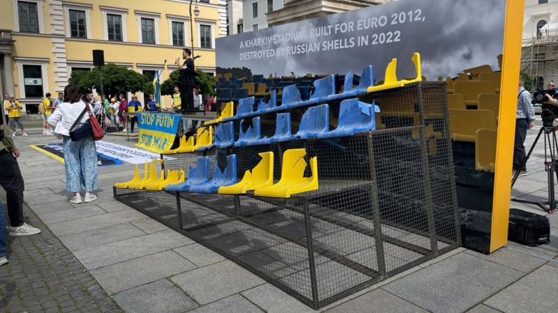 In München, vor dem ersten Spiel der Ukraine bei der EM 2024, ein Teil der Tribüne des Stadions von Charkow wurde installiert