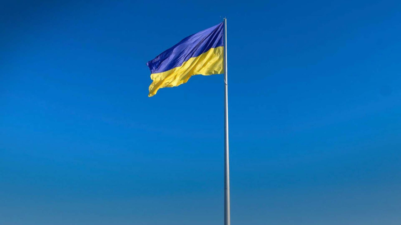 Zwei Touristen in Riga abgerissen und weggeworfen die ukrainische Flagge: Sie wurden von der Polizei festgenommen“ /></p>
<p>In Lettland schnappten sich Touristen die ukrainische Flagge/Foto zur Veranschaulichung</p>
<p _ngcontent-sc140 class=