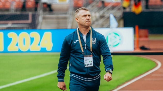 Während der Pause habe ich die Spieler nicht angeschrien: Rebrov über ein Comeback im Spiel mit den Slowaken bei der Euro 2024“ /></p>
<p>Der Cheftrainer der ukrainischen Nationalmannschaft Sergei Rebrov freut sich über das Ergebnis des Spiels gegen die Slowakei bei der Euro 2024 und den Sieg mit einem Ergebnis von 2:1. Seiner Meinung nach haben die Spieler auf dem Feld alles gegeben und hatten keine Kraft mehr zum Feiern.</p>
<p>Der Spezialist sagte, dass die Mannschaft im Spiel gegen die Slowaken einen anderen Geist gezeigt und den Sieg verdient hätte.</p >
<h2>Rebrov über den Sieg der Ukraine über die Slowakei</h2>
<blockquote>
<p>— Ich freue mich sehr für die Spieler… Heute haben wir einen anderen Geist gezeigt und verdient gewonnen. Wir haben drei Punkte geholt, jetzt müssen wir uns auf das nächste Spiel konzentrieren, aber es war ein sehr wichtiger Sieg für unser Land, für unsere Kämpfer und Fans. Ich bin mir sicher, dass sie heute stolz auf die Fußballspieler sind — sagte der Trainer.</p>
</blockquote>
<p>Rebrov fügte hinzu, dass die Erholung eine wichtige Rolle spiele, da die Spiele an drei Tagen stattfinden. Er sagte, es sei schwierig, Positionen zu ersetzen, um herauszufinden, wer beginnen soll. Der Trainer bedankte sich bei allen Spielern, die das Feld betreten hatten, und sagte, dass sie den Sieg verdient hätten.</p>
<p>Jetzt zuschauen </p>
<p>Laut Rebrov habe er in der Spielpause die Spieler nicht angeschrien, obwohl die Mannschaft während des Spiels gewisse Fehler begangen habe.</p>
<p>Der Cheftrainer äußerte sich auch zur Wahl von Anatoly Trubin von Andrei Lunin. Er sagte, dass der Benfica-Torhüter dank seiner Leistung im Spiel gegen die Deutschen den Startplatz verdient habe.</p>
<blockquote>
<p>— Das ist ein sehr emotionales Spiel. Ich ging in die Umkleidekabine und sah, dass die Jungs nicht einmal die Kraft hatten zu feiern, weil sie auf dem Feld alles gegeben hatten. Heute werden sie wahrscheinlich ein wenig feiern, aber morgen müssen wir uns auf Belgien vorbereiten, — sagte der Spezialist.</p>
</blockquote>
<p>Im Spiel gegen die Slowakei waren die Blau-Gelben die ersten, die ein Gegentor kassierten, konnten sich aber dank der Tore von Nikolai Shaparenko und Roman Yaremchuk den Sieg sichern Holen Sie sich wichtige drei Punkte.</p>
<p>Die Ukraine bestreitet das nächste Spiel in der Gruppenphase der Euro 2024 am 26. Juni gegen die belgische Mannschaft.</p>
<p>Sie können einen detaillierten Kalender und Zeitplan der Euro 2024 finden Übereinstimmungen in unserem Material.</p>
</p></p>
<!-- relpost-thumb-wrapper --><div class=