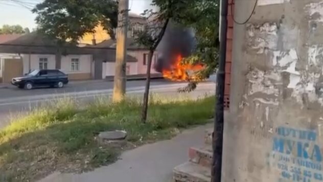 Schießerei in Dagestan: Unbekannte zündeten eine Synagoge an, töteten einen Priester der russisch-orthodoxen Kirche und ein Polizist“ /></p >
<p>Heute Nachmittag, am 23. Juni, eröffneten unbekannte bewaffnete Männer in der russischen Republik Dagestan das Feuer auf die Polizei und die Kirche der Russisch-Orthodoxen Kirche und steckten auch eine Synagoge in Brand.</p>
<p>ICTV Facts sammelte Informationen über die Terroranschläge in Machatschkala und Derbent.</p>
<h2>Schießerei in Derbent</h2>
<p>In der Stadt Derbent schossen Unbekannte gegen 18 Uhr auf die Kirche und Synagoge der Russisch-Orthodoxen Kirche mit automatischen Waffen. Letzterer wurde anschließend in Brand gesteckt. Es ist bekannt, dass der Priester der orthodoxen Kirche, Pater Nikolai, und der Wachmann der Kirche, Michail, der nur eine Gaspistole bei sich hatte, starben. Nach Angaben des Vorsitzenden der öffentlichen Kammer von Dagestan, Schamil Khadulaev, wurde dem Priester die Kehle durchgeschnitten.</p>
<p>Jetzt beobachten </p>
<p>Es wird auch berichtet, dass infolge der Schießerei ein Polizist getötet und ein anderer verletzt wurde.</p>
<h2>Derbent-Karte</h2 >
<p>Die Stadt Derbent liegt am Ufer des Kaspischen Meeres südlich der Hauptstadt von Dagestan, Machatschkala.</p>
<p><img decoding=