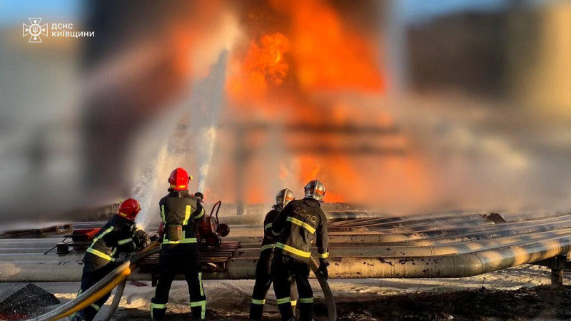 Explosionen in der Region Kiew am 12. Juni: die Industrieanlage ist 24 Stunden lang gelöscht“ /></p>
<p> Die Trümmer beschädigten drei Privathäuser (eines davon brannte bis auf die Grundmauern), Hauswirtschaftsräume, Garagen und eine Tankstelle.</p>
<p ><strong>In einem anderen Bereich brannte ein Lager</strong> eines der Unternehmen.</p>
<p >Es ist bekannt, dass <strong>eine Person</strong> durch herabfallende Trümmer verletzt wurde. Der Verletzte hat eine Schnittwunde am Bein. Nachdem das Opfer medizinische Versorgung erhalten hatte, lehnte es die Einweisung ins Krankenhaus ab.</p>
<p>Der ausgewachsene Krieg in der Ukraine dauert nun schon seit dem 840. Tag an.</p>
<p>Die Situation in den Städten kann auf interaktiven Plattformen verfolgt werden Karte der Militäroperationen in der Ukraine und auf der Karte Luftwarnungen in der Ukraine.</p>
</p></p>
<!-- relpost-thumb-wrapper --><div class=