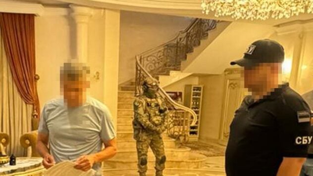 In Transkarpatien wurde der Bürgermeister entlarvt, weil er Grundstücke im Stadtzentrum zu einem reduzierten Preis verkauft hatte 9 Mal“/></p>
<p>Mitarbeiter des SBU haben gemeinsam mit dem Nationalen Antikorruptionsbüro (NABU) und der Spezialisierten Antikorruptionsstaatsanwaltschaft (SAP) den Bürgermeister und den Vorsitzenden des Bezirksrates entlarvt einer der Städte in der Region Transkarpatien in Korruptionspläne mit Land.</p>
<p> Dies steht in der Mitteilung der SGE.</p>
<h2>Was über den Korruptionsplan bekannt ist</h2>
<p>Schaltungsorganisator — der Vorsitzende des Bezirksrates, der auch eine einflussreiche Autorität im kriminellen Umfeld der Region ist. Er wurde zweimal in die Werchowna Rada gewählt, unter anderem von der Partei der Regionen.</p>
<p>Jetzt schauen sie zu </p>
<p>Bei einer Sitzung des Stadtrats sorgte das Oberhaupt der Stadt dafür, dass beschlossen wurde, das Land zu verkaufen zu einem fast neunfach reduzierten Preis. Käufer des Grundstücks war ein privates Unternehmen, dessen eigentlicher Eigentümer der Vorsitzende des Bezirksrates ist.</p>
<p>Die Untersuchung ergab, dass die Eigentümer des Unternehmens, das den Wert dieses Grundstücks bewertete, Bestechungsgelder erhielten, um den Preis im Ergebnis zu senken. Das heißt, Grundstücke mit einem Marktwert von 84,6 Mio. UAH wurden für 9,6 Mio. UAH verkauft. Darüber hinaus erließ der Bürgermeister eine persönliche Entscheidung, die Zahlung um sechs Monate aufzuschieben.</p>
<p>Mitarbeiter von SBU und NABU nahmen den Bürgermeister, den Vorsitzenden des Bezirksrates und den ehemaligen Leiter der Abteilung für kommunales Eigentum fest und Landverhältnisse des Stadtrats.</p>
<p> < p><img decoding=