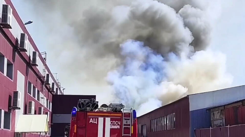 Angriffe auf Charkow, Schüsse auf das Schiff Admiral Levchenko und in der Russische Föderation: Nachrichten vom 10. Juni Samara, die mit der Videoaufzeichnung begann, behauptet, dass das Gebäude nach einem Drohnenangriff Feuer gefangen habe.</p>
</p></p>
<!-- relpost-thumb-wrapper --><div class=