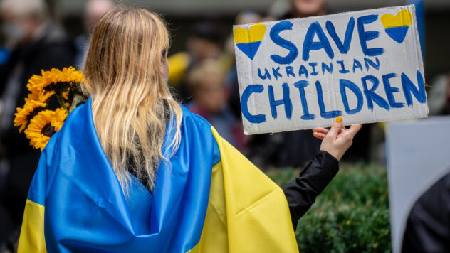 Das ist abscheulich und schrecklich: Das Weiße Haus über die „Adoption“ entführter ukrainischer Kinder in der Russischen Föderation“/></p>
<p>Dem Weißen Haus sind neue Daten über die Platzierung von Profilen von Kindern aus der Ukraine auf russischen Adoptionswebsites bekannt.</p>
<p>Dies wurde von US Presidential National angegeben Sicherheitsberater Jake Sullivan.</p>
<h2>Abschiebung von Ukrainern nach Russland</h2>
<p>Seit Beginn des umfassenden Krieges haben russische Truppen, Beamte und ihre Kollaborateure Hunderttausende ukrainische Bürger nach Russland deportiert Russland, einschließlich gewaltsam von ihren Familien getrennter Kinder, sagte Sullivan.</p >Jetzt schaue ich mir </p>
<blockquote>
<p>— Uns sind neue glaubwürdige Berichte bekannt, wonach russische Behörden Listen entführter ukrainischer Kinder auf russischen Adoptionswebsites veröffentlichen. Das ist widerlich und erschreckend. „Diese ukrainischen Kinder sollten bei ihren Familien in der Ukraine sein“, sagte er. bemerkte Jake Sullivan.</p>
</blockquote>
<p>Er glaubt, dass Russland nicht nur einen Krieg gegen das ukrainische Militär, sondern auch gegen das ukrainische Volk führt.</p>
<p>US-Präsident Joe Biden hat dies wiederholt getan erklärte, dass Russland in der Ukraine Kriegsverbrechen und Verbrechen gegen die Menschlichkeit begeht. Deshalb werden die Vereinigten Staaten das ukrainische Volk weiterhin unterstützen, betonte der Berater des US-Präsidenten.</p>
<h2>Adoption ukrainischer Kinder in der Russischen Föderation</h2>
<p>Die britische Ausgabe der Financial Times führte eine Untersuchung durch und stellte fest, dass die Behörden auf russischen Adoptionswebsites Informationen über mindestens vier ukrainische Kinder veröffentlicht hatten, die zu Beginn der umfassenden russischen Invasion illegal aus der Ukraine verschleppt wurden.</p>
<p>Die Russen änderten die Namen und Alter einiger Kinder und verschwieg auch die Tatsache, dass die Kinder Ukrainer waren.</p>
<p> Die Financial Times vermutet, dass es sich um Kinder aus Waisenhäusern in den besetzten Gebieten der Süd- und Ostukraine handelt.</p>
</p></p>
<!-- relpost-thumb-wrapper --><div class=