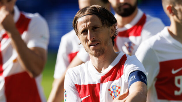 Ich würde gerne ewig spielen: Modric war von den Worten des Journalisten bewegt, nicht fertig zu werden nach der EM“ /> </p>
<p>Die kroatische Fußballnationalmannschaft verlor den Sieg in der dritten Runde der Gruppenphase der EM 2024 in den letzten Sekunden durch ein Unentschieden gegen Italien (1:1).</p>
<p> < p>Am Ende holte Kroatien in drei Runden nur zwei Punkte und belegte im Quartett B den dritten Platz. Diese Situation macht die Chancen der Karierten auf die Playoffs zur EM 2024 praktisch zunichte.</p>
<p>Um im Turnier weiterzumachen, muss Kroatien Slowenien mit 3:0 oder mit vier Toren Vorsprung schlagen, und Dänemark muss Serbien schlagen.</p>
<p>Jetzt zuschauend </p>
<h2>Journalist berührt Modric bei der Pressekonferenz</h2>
<p>Im Im Spiel gegen Italien verschoss <strong>Luka Modric</strong> einen Elfmeter, doch fast eine Minute später erzielte er ein Tor gegen die Squadra Azzura. Den Italienern gelang jedoch in der Nachspielzeit der Ausgleich und sie belegten den zweiten Platz in der Gruppe.</p>
<p>Bei der Pressekonferenz nach dem Spiel berührte ein Kommentator aus Italien den Kapitän der kroatischen Nationalmannschaft und forderte ihn auf, nach der EM 2024 nicht in den Ruhestand zu gehen.</p>
<p>—Das wollte ich Ihnen nur sagen. Ich möchte Sie bitten, Ihre Spielerkarriere niemals zu beenden, denn Sie sind einer der großartigsten Spieler, die ich je kommentiert habe. Vielen Dank, — sagte der Journalist Francesco Repice.</p>
<p>Modrić dankte ihm für diesen Respekt und antwortete: „Von ganzem Herzen danke.“</p>
<blockquote>
<p>– Ich würde auch gerne für immer weiterspielen , aber, Es wird wahrscheinlich eine Zeit kommen, in der ich meine Stiefel an den Nagel hängen muss. Ich werde weiter spielen. Ich weiß nicht wie lange, aber danke für deine Worte, — Sagte Modric.</p>
</blockquote>
<p>Beachten Sie, dass Luka Modric der älteste Fußballspieler in der Geschichte der Fußball-Europameisterschaft war, der ein Tor erzielte. Der Kroate tat dies im Alter von 38 Jahren und 289 Tagen.</p>
<p>Einen detaillierten Kalender und Zeitplan der Spiele der EM 2024 finden Sie in unserem Material.</p>
</p>
<p>< /p> </p>
<!-- relpost-thumb-wrapper --><div class=