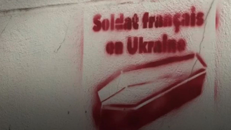 "Französische Soldaten in der Ukraine": 3 moldauische Bürger wurden in Paris wegen Graffiti mit Särgen festgenommen