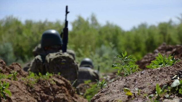 Die Kämpfe lassen nicht nach: Eine Brigade der ukrainischen Streitkräfte hält drei russische zurück in Richtung Pokrowski“ /></p >
<p>In Richtung Pokrowski halten Soldaten der 47. separaten mechanisierten Brigade der ukrainischen Streitkräfte mindestens drei Kampfbrigaden russischer Invasoren zurück.</p>
<p> Dies wurde im Pressezentrum der Bodentruppen gemeldet.</p>
<h2>Russen stürmen Richtung Pokrowskoje</h2>
<p>Die russischen Besatzer geben ihre Vormarschversuche nicht auf und verlangsamen daher nicht das Tempo der Übergriffe. Die Pokrovsky-Richtung bleibt das Epizentrum der Kämpfe.</p>
<p>Jetzt beobachten sie </p>
<p>Nach Angaben des ukrainischen Militärs verzeichnen die Invasoren während der Angriffe wahnsinnige Personalverluste, verfügen aber über erhebliche Arbeitskräftereserven, die ihnen dies ermöglichen Wirf ständig Menschen in die Schlacht. Daher lassen die Kämpfe in Richtung Pokrovsky nicht einmal für eine Minute nach.</p>
<p>Die 47. mechanisierte Infanteriebrigade zeigte, wie ein Bradley-Kampffahrzeug einen feindlichen Schützenpanzerwagen knapp zerschmettert, der zusammen mit der Landungstruppe brach in ein besiedeltes Gebiet ein.</p>
<p >
<h2>Die Situation an der Front</h2>
<p>In der Sendung von United News sprach der Vertreter der OSUV Khortitsa Nazar Voloshin über die Situation an der Front in diesem Einsatzgebiet. Ihm zufolge wurden bis zum Morgen des 8. Juni mehr als 400 militärische Zusammenstöße entlang der gesamten Linie registriert, der Feind hatte bereits neun UAB (gelenkte Luftbomben) abgeworfen und 14 Angriffe mit Kamikaze-Drohnen durchgeführt.</p>
<p> < p>— Und in den letzten 24 Stunden führte er mehr als 3.000 Angriffe auf die Stellungen unserer Verteidiger durch. Diese Zahl ist kolossal, — betonte Nazar Woloschin.</p>
</p></p>
<!-- relpost-thumb-wrapper --><div class=