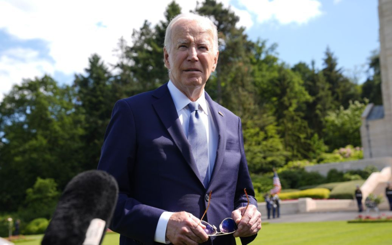 Biden rief die Gefahr, die mit der Wahl von Trump zum Präsidenten einhergeht.“ /></p>
<p><strong>Biden erinnerte daran, dass Trump die Tatsache nicht verhehlt, dass es Blutvergießen geben wird, wenn er gewinnt.</strong></p >
<p>US-Präsident Joe Biden skizzierte die Gefahren, denen das Land ausgesetzt ist, wenn <strong>Donald Trump</strong> zum Präsidenten gewählt wird.</p>
<p>Die entsprechende Erklärung gab er am Tag zuvor während einer Wahlkampfveranstaltung in ab Kalifornien unter Beteiligung von Hollywoodstars und dem Ex-Präsidenten Obama, berichtet <strong>CNN</strong>.</p>
<p>„Institutionen sind wichtig. Was (Trump – Red.) am 6. Januar tat – und jetzt er.“ Er sagt wörtlich, dass es Blutvergießen geben wird, wenn er gewinnt. „Was er sagt, ist empörend“, sagte Biden.</p>
<p>Außerdem, wenn Trump in den nächsten vier Jahren Präsident wird. Er wird konservativere Richter für den Obersten Gerichtshof ernennen, wo das Gleichgewicht zwischen Demokraten und Republikanern bereits unverhältnismäßig ist.</p>
<p>„Der Oberste Gerichtshof war noch nie so hilflos wie heute“, sagte Biden insbesondere im Zusammenhang mit der Entscheidung, Abtreibungen zu verbieten.</p>
<p>Wir möchten Sie daran erinnern, dass bereits zuvor berichtet wurde, dass sich der Präsident der Vereinigten Staaten, Joe Biden, und sein Rivale Donald Trump darauf geeinigt haben, daran teilzunehmen Wahldebatten sollen am 27. Juni stattfinden</strong>.</p>
<p>Darüber hinaus haben wir zuvor darüber informiert, dass<strong>Trump die Amerikaner vor der Gefahr eines Dritten Weltkriegs gewarnt hat</strong>.</p>
<p> < h4>Verwandte Themen:</h4>
<p>Weitere Neuigkeiten</p>
<!-- relpost-thumb-wrapper --><div class=