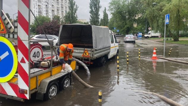 Regen überflutete Kiew: Es gibt Seen auf den Straßen, öffentliche Verkehrsmittel haben Verspätungen