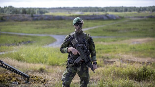 Ist die NATO bereit für den Krieg: Wie ist der Stand der Verteidigungsfähigkeiten des Blocks im Falle eines Krieges? ein Konflikt“ /></p>
<p>Nach der russischen Invasion der Ukraine im Jahr 2022 verabschiedete die NATO die Vorwärtsverteidigungs- und Abschreckungsstrategie. Im selben Jahr einigten sich die Verbündeten auf einem Gipfeltreffen in Madrid auf eine Stärkung ihrer Verteidigungsfähigkeiten. Jetzt werden die NATO-Länder auf dem Gipfel in Washington die Ergebnisse der Stärkung der kollektiven Verteidigung zusammenfassen.</p>
<p>Es ist bekannt, dass es den Alliierten gelungen ist, die Ausgaben für Verteidigung, für hocheinsatzbereite Streitkräfte, für das Kommando usw. deutlich zu erhöhen Übungen. Darüber hinaus traten in dieser Zeit Finnland und Schweden der NATO bei.</p>
<p>Das American Center for Strategic and International Studies (CSIS) stellt fest, dass die NATO möglicherweise zum Krieg bereit ist, es bleibt jedoch die Frage, ob sie bereit ist, einen langwierigen Krieg zu führen — und damit einzudämmen.</p>
<p>Jetzt beobachten sie </p>
<h2>den Weg der NATO zur Stärkung</h2>
<p>Nach der Annexion der Krim im Jahr 2014 begann die NATO über eine Stärkung ihrer Verteidigungsfähigkeiten nachzudenken. Dann versprachen die Verbündeten, die Verteidigungsausgaben auf mehr als 2 % des BIP zu erhöhen.</p>
<p>Im Jahr 2020 wurde das Konzept der Abschreckung und Verteidigung des euroatlantischen Raums (DDA) verabschiedet. Nach dem russischen Angriff auf die Ukraine im Jahr 2022 stellte die NATO dem Obersten Alliierten Befehlshaber Europa (SACEUR) 40.000 Soldaten, Luft-, See- und andere Streitkräfte zur Verfügung.</p>
<p>Es folgten vier neue EFP-Missionen (Osteuropäisches Verbesserungsprogramm der NATO). sowie eine verstärkte Präsenz auf See, Luftpolizei, Luftverteidigung und multinationale Übungen.</p>
<h2>Russlands Bedrohung für die NATO</h2>
<p>Trotz der enormen Verluste Russlands im Krieg gelang es Putin dank der nationalen Mobilisierung und der Kriegswirtschaft mit der Unterstützung Chinas, Irans und Nordkoreas dennoch, das Militär wieder auf das Vorkriegsniveau zu bringen.</p>
<p>Darüber hinaus Russland droht der Ukraine mit Atomwaffen und verstärkt die hybriden Bedrohungen in ganz Europa. Europäische Staats- und Regierungschefs glauben, dass Russland innerhalb von drei bis fünf bis acht Jahren NATO-Verbündete angreifen könnte.</p>
<p>Das wahrscheinlichste Szenario ist, dass russische Truppen Gebiete im Baltikum erobern. Dies liegt daran, dass sich die Machtverhältnisse dort stark zugunsten Russlands verschoben haben. Das heißt aber nicht, dass genau das passieren wird. Aber die NATO muss vorbereitet sein, da eine solche Invasion das Risiko einer nuklearen Eskalation mit sich bringen würde und schwer rückgängig zu machen wäre.</p>
<p>Jede NATO-Operation zur Rückgewinnung verlorenen Bodens würde die Errichtung einer Luftüberlegenheit und die Kontrolle über die Ostsee erfordern.</p > < h2>Verteidigungsausgaben</h2>
<p>Das Verteidigungsinvestitionsversprechen von 2014 verpflichtet die Verbündeten, bis 2024 mindestens 2 % des BIP für die Verteidigung bereitzustellen — und mindestens 20 % des BIP für die Modernisierung.</p>
<p>Seit dem Wales-Gipfel 2014 haben nur drei Verbündete dieses Ziel erreicht. Prognosen zufolge werden es in diesem Jahr 18 NATO-Mitglieder umsetzen. Seit 2014 haben die europäischen Verbündeten ihre Investitionen um etwa ein Drittel auf 380 Milliarden US-Dollar erhöht.</p>
<p>So hat Norwegen angekündigt, seine Verteidigungsausgaben in den nächsten 12 Jahren zu verdoppeln. Die britische Regierung hat kürzlich einen Plan angekündigt, bis 2030 2,5 % des BIP zu erreichen — weitere 75 Milliarden Pfund (96 Milliarden US-Dollar). Kanada kündigte außerdem zusätzliche Mittel in Höhe von 8,1 Milliarden kanadischen Dollar (5,9 Milliarden US-Dollar) bis 2030 an, würde aber immer noch unter 1,76 % des BIP liegen.</p>
<p>Trotz der Fortschritte bei den Verteidigungsausgaben stehen die NATO-Verbündeten weiterhin vor drei wichtigen Fragen: Sind 2 % des BIP ausreichend? Wo soll das Geld ausgegeben werden (Kapazitätslücken müssen geschlossen werden und die Abhängigkeit von den USA bei der kollektiven Verteidigung muss beseitigt werden); und wie man Geld ausgibt — Europäische Verbündete geben mehr aus, kooperieren aber weniger, was die Verteidigung teurer und ineffektiver macht.</p>
<h2>NATO Forward Defence Force</h2>
<p>Der Hauptbestandteil der NATO-Vorwärtsverteidigung sind die acht EFP (NATO Enhanced Presence Program). Missionen in Osteuropa). Nach Madrid bestätigten die Alliierten die Kampfbereitschaft aller acht Einsätze.</p>
<p>Vier der acht Missionen wurden auf Brigadeebene abgeschlossen — schnelle Reaktion in einer Krisensituation. Gleichzeitig sind alle acht Missionen in die NATO-Kommandostruktur auf Divisionsebene integriert.</p>
<p>Die EFP-Pläne für Estland, Lettland, Litauen und Polen — Integration in neue nationale Strukturen auf Divisionsebene. NATO-Verbündete haben auch bestehende Luft- und Seemissionen verstärkt.</p>
<p>Es bleibt eine offene Frage, ob selbst Brigadeeinsätze angesichts des lokalen Machtungleichgewichts zugunsten Russlands zur Abschreckung ausreichen werden.</p>
<h2>Streitkräfte Modell NATO</h2>
<p>In Madrid einigten sich die Alliierten darauf, bis 2023 auf das neue NFM (NATO Force Model) umzusteigen. NFM wird die 40.000 Mann starke NATO Response Force (NRF, NATO Response Force) ersetzen. Die NRF stellt drei Stufen von Streitkräften mit einer Bereitschaftsdauer von 10 bis 180 Tagen zur Verfügung (die NRF hatte eine Bereitschaftszeit von 15 Tagen).</p>
<p>NFM umfasst auch die hohen Bereitschaftskräfte, die für die neue Allied Response Force der NATO benötigt werden wird auf Mitte 2024 umgestellt. Details zu NFM bleiben geheim.</p>
<p>Es ist jedoch bekannt, dass Deutschland sich bereit erklärt hat, 30.000 Soldaten sowie 85 Schiffe und Flugzeuge bereitzustellen, die innerhalb von 30 Tagen mobilisiert werden können.</p>
<p>Großbritannien hat Kampfflugzeuge, Schiffe, Flugzeugträger und Bodentruppen in Brigadengröße angeboten . Die Vereinigten Staaten haben den Großteil ihrer 80.000 Mann starken Streitkräfte in Europa stationiert.</p>
<h2>Integration Finnlands und Schwedens</h2>
<p>Die bemerkenswerteste Errungenschaft der NATO seit dem Madrider Gipfel war der Beitritt Finnlands und Schwedens der Block. Dies wurde zu einem ernsten politischen Signal für Moskau.</p>
<p>Um Finnland und Schweden vollständig zu integrieren, bleiben mehrere Herausforderungen bestehen: die Entwicklung einer angemessenen Kommandostruktur, die Anpassung regionaler Pläne und die Berücksichtigung der Verteidigungsanforderungen beider Länder in verschiedenen Bereichen, einschließlich der Logistik.</p>
<h2>Gemeinsame Verteidigungsübungen</h2>
<p> < p>Die jüngste Übung „Steadfast Defender“ war die größte NATO-Übung seit dem Kalten Krieg. Daran nahmen 90.000 Mitarbeiter aller Verbündeten in allen Tätigkeitsbereichen teil.</p>
<p>In der Luft führte Deutschland die größte Luftverteidigungsübung durch, und im Mai dieses Jahres testete Vigilant Falcon die Arbeit der Luftpolizei in der Ostsee. An der Marineübung Neptune Strike 2024 waren fünf Trägerangriffsgruppen im Mittelmeer beteiligt, während sich Dynamic Mongoose auf die U-Boot-Abwehr konzentrierte. Die Übung Baltops 2023 war die erste, an der Finnland als Verbündeter teilnahm.</p>
<p>Auch in den neuesten Bereichen wurden Tests durchgeführt — Cyber ​​und Weltraum. Im April führte die NATO eine spezielle Weltraumübung namens Vulcan Guard durch. Die weltweit größte Cyber-Verteidigungsübung, Locked Shields, fand letztes Jahr in Tallinn, Estland, statt.</p>
<h2>Verteidigungsindustrie</h2>
<p>Russlands Krieg in der Ukraine hat den kritischen Zustand der verteidigungsindustriellen Basis der NATO ans Licht gebracht. Seit Juli 2023 hat die NATO Support and Procurement Agency (NSPA) Verträge über die Lieferung von Munition und die gemeinsame Beschaffung von Patriot-Raketen und Artilleriegeschossen abgeschlossen. Europäische Verteidigungshersteller steigerten ihr Handelsvolumen innerhalb Europas.</p>
<p>Die EU hat mehr als 500 Millionen Euro für die Produktion von Munition bereitgestellt und die Ukraine über den Europäischen Friedensfonds unterstützt. Aber es gibt immer noch Hindernisse für die Beschleunigung der Produktion und Spannungen zwischen der NATO und der EU.</p>
<h2>Die Verteidigungsfähigkeiten der NATO</h2>
<p>Die Gesamtfähigkeiten der NATO übertreffen die Russlands — sogar ohne die Vereinigten Staaten.</p>
<p>Aufgrund des Krieges in der Ukraine ist die Flotte russischer Kampfpanzer seit 2022 um 41 % zurückgegangen, und die Zahl des Personals der russischen Streitkräfte ist um fast 20 % zurückgegangen.</p>
<p>NATO-Länder (ohne die Die Vereinigten Staaten verfügen über eine modernere Ausrüstung als Russland. Ungefähr 71 % der NATO-Kampfflugzeuge wurden nach 1990 hergestellt oder modernisiert, verglichen mit 53 % der russischen Flotte.</p>
<p>Nach Angaben des International Institute for Strategic Studies blieb die Zahl der Kampfbataillone, Kampfpanzer, Infanterie-Kampffahrzeuge, gepanzerten Aufklärungsfahrzeuge und selbstfahrenden Artillerie in den europäischen Armeen zwischen 2014 und 2023 unverändert oder ging zurück.</p>
<p> Das heißt, in den europäischen Ländern herrscht ein erheblicher Mangel an Seestreitkräften, Luftverteidigungsmitteln, Luftverteidigungs- und Artilleriemunition. Jede größere Militäroperation in Europa erfordert das Eingreifen von US-Streitkräften.</p>
<h2>Ist die NATO kriegsbereit?</h2>
<p>Die Antwort auf diese Frage hängt davon ab, welche Art von Krieg entstehen wird. Jede Version eines ernsthaften Konflikts zwischen der Russischen Föderation und der NATO, der nicht schnell endet, wird zu einem Zusammenstoß nicht nur von Armeen, sondern auch von Gesellschaften führen.</p>
<p>Dies wird zu einem Wettbewerb in Bezug auf Bereitschaft, industrielles Potenzial und Angebot führen Ketten, Logistik, Ressourcen und vor allem Kampfeswilligkeit.</p>
<p>Polen strebt nun danach, die größte Armee Europas aufzubauen, und das Vereinigte Königreich will bis 2030 eine wissenschaftliche und technologische Supermacht werden.</p >
<p>Die NATO muss ihr militärisch-industrielles Potenzial ausbauen und die Verteidigungsausgaben erhöhen, um sich auf einen möglichen langwierigen Krieg vorzubereiten.</p>
</p></p>
<!-- relpost-thumb-wrapper --><div class=