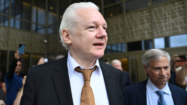 Julian Assange ist endlich frei: Wer ist er und was ist über den „Skandal“ bekannt? das Jahrhundert“ /></p>
<p>WikiLeaks-Gründer Julian Assange wurde aus dem Gefängnis Belmarsh im Vereinigten Königreich entlassen. Zuvor hatte er einen Deal mit dem US-Justizministerium abgeschlossen und sich bereit erklärt, sich schuldig zu bekennen, vertrauliche Militärdokumente veröffentlicht zu haben.</p>
<p>Auf dem Weg nach Australien flog das Flugzeug mit ihm zur Pazifikinsel Saipan, wo ein weiterer Prozess fand statt. Er wurde wegen Verbrechen im Zusammenhang mit dem größten Fall der Offenlegung von Verschlusssachen in der amerikanischen Geschichte angeklagt.</p>
<p>Der Richter sagte, dass Assanges Fall offiziell abgeschlossen sei und „er den Gerichtssaal als freier Mann verlassen kann“. Das Gericht berücksichtigte Assanges 14-jährige Haftstrafe, eine weitere Haftstrafe ist nicht erforderlich. Er bekannte sich des Verstoßes gegen das Spionagegesetz voll schuldig. Der Journalist wird nach Hause zurückkehren — nach Australien.</p>
<p>Gucke gerade </p>
<p>ICTV Facts erzählt die Geschichte der Anschuldigungen gegen Julian Assange, wie alles begann und was in den geheimen Dokumenten enthalten war, für die ihm eine lange Haftstrafe drohte.</p>
<h3>Skandal des Jahrhunderts</h3>
<p> Der Australier Julian Assange gründete WikiLeaks 2006, doch der Durchbruch gelang der Plattform erst vier Jahre später. Zu dieser Zeit veröffentlichte die Website Tausende geheime Dokumente der amerikanischen Regierung, insbesondere diplomatische Korrespondenz und militärische Informationen.</p>
<p>Die Vereinigten Staaten haben 17 Anklagen gegen den Gründer der Plattform wegen der Offenlegung von Staatsgeheimnissen erhoben und eine — beim Computer-Hacking. Die US-Staatsanwaltschaft betonte, dass dieses Durchsickern von Dokumenten das Leben von US-Geheimdienstagenten, insbesondere im Nahen Osten, gefährdete.</p>
<p>Assanges Unterstützer sagten, dass die veröffentlichten Dokumente wichtige Informationen enthielten und dies die Berufung und Pflicht eines jeden sei Journalist. Sie forderten die US-Regierung außerdem auf, nach denjenigen zu suchen, die Informationen an Assange weitergegeben haben.</p>
<p>Zu diesem Fall gehört auch der Fall des Beamten Bradley Manning, der 2013 beschloss, sein Geschlecht zu ändern und zu Chelsea Manning wurde. Im Jahr 2010 gab er zu, dass er WikiLeaks Videos von Luftangriffen, Dossiers über Guantanamo-Häftlinge und etwa 250.000 diplomatische Briefe zur Veröffentlichung übergeben hatte.</p>
<p><img decoding=