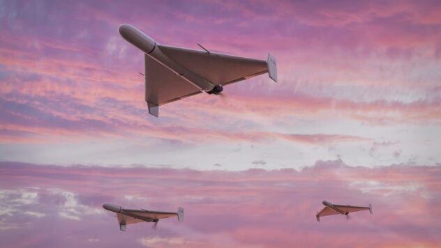 Die ukrainische Marine bestätigte einen Angriff auf das Übungsgelände in Jeisk: mehr als hundert feindliche Drohnen wurden zerstört“ /></p>
<p>Die Seestreitkräfte der ukrainischen Streitkräfte haben die Zerstörung eines Lagerhauses mit Drohnen und der dazugehörigen Infrastruktur am 21. Juni in der Stadt Jeisk in der russischen Region Krasnodar aufgeklärt.</p>
<p>Der Pressedienst der ukrainischen Marine berichtete darüber in sozialen Netzwerken.</p>
<h2>Angriff auf ein Drohnenlager in Jeisk</h2>
<p>Das Militär stellte dies in Zusammenarbeit mit dem Sicherheitsdienst der Ukraine klar , wurden die Objekte des Truppenübungsplatzes 726 des Luftverteidigungs-Ausbildungszentrums (Militäreinheit 33859, Jeisk) in der Region Krasnodar getroffen.< /p>Jetzt ansehen </p>
<blockquote>
<p>— Diese Einrichtung beschäftigt sich mit Ausbildung und Ausbildung Militärpersonal soll Drohnen verschiedener Typen einsetzen, — heißt es in der Nachricht.</p>
</blockquote>
<p>Infolge des Angriffs zerstörte die ukrainische Marine:</p>
<ul>
<li>20 Shahed-136/Geran-2-Drohnen;</li > < li>50 Lancet-Angriffsdrohnen;</li>
<li>40 ZALA-Aufklärungsdrohnen;</li>
<li>10 SuperCam-Aufklärungsdrohne.</li>
</ul>
<p>Die ukrainische Marine hat das dort notiert Es gibt auch Todesfälle unter Ausbildern und technischem Personal aus Jelabuga.</p>
<p><img decoding=