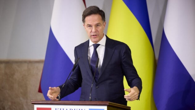 Mark Rutte könnte der neue NATO-Generalsekretär werden: Wer ist er und welche Position nimmt er ein? zur Ukraine“ /> </p>
<p><strong>Mark Rutte,</strong>Premierminister der Niederlande, ist der Spitzenkandidat für das Amt des NATO-Generalsekretärs. Seine Kandidatur wird nun von Ungarn und der Slowakei unterstützt, die zuvor dagegen waren.</p>
<h2>Die Slowakei und Ungarn unterstützen Rutte für den Posten des NATO-Generalsekretärs</h2>
<p>Dies wurde von Reuters berichtet und darauf hingewiesen, dass die Die Änderung der Position von Budapest und Bratislava wurde für Rutte zu einem wichtigen Schritt auf dem Weg zur Erlangung dieser Position.</p>
<p>Die NATO trifft Entscheidungen im Konsens, daher benötigt jeder Kandidat die Unterstützung aller 32 Mitglieder des Blocks. Lediglich Rumänien ist gegen Ruttes Kandidatur, dessen Präsident Klaus Iohannis ebenfalls um diese Position strebt.</p>
<p>Aktuell im Blick </p>
<p>Die Unterstützung Ungarns folgt auf ein Treffen zwischen Ministerpräsident Viktor Orbán und NATO-Generalsekretär Jens Stoltenberg in der vergangenen Woche, bei dem die Parteien vereinbart hatten, dass Ungarn die Entscheidung der NATO, die Ukraine zu unterstützen, nicht blockieren würde, sich jedoch darauf geeinigt hatte, sich nicht an dem Prozess zu beteiligen.< /p > </p>
<blockquote>
<p>— Premierminister Mark Rutte bestätigte, dass er dieses Abkommen voll und ganz unterstützt und dies auch weiterhin tun wird, wenn er der nächste Generalsekretär der NATO wird, — schrieb Orban im sozialen Netzwerk X.</p>
</blockquote>
<p>Medien schreiben, dass der nächste NATO-Chef die Aufgabe haben wird, die Unterstützung der Verbündeten im Kampf der Ukraine gegen eine russische Invasion aufrechtzuerhalten und gleichzeitig jede Eskalation zu verhindern, die den Militärblock direkt in einen Krieg mit Moskau hineinziehen könnte.</p>
<h2> Warum Ungarn seine Position zu Rutte geändert hat </h2>
<p>Leiter der ständigen Delegation der Ukraine bei der NATO-PV, Volksabgeordneter <strong>Egor Chernev</strong>Während des Spendenaufrufs sagte er, dass bestimmte Einflusshebel auf eine Änderung der Position Budapests in einer Reihe von Fragen hindeuten.</p>
<p>— Es gibt Einflusshebel und dies zeigt eine Änderung der Position Ungarns in vielen Fragen. In diesem Fall ist laut der Kandidatur von Rutte… Ich sehe, dass sie Einfluss auf Ungarn nehmen und bis zu einem gewissen Grad Vereinbarungen mit ihm treffen, wenn es Ungarn zwar nicht unterstützt, ihm aber keinen Strich durch die Rechnung macht, — sagte der Politiker.</p>
<p>Wie sehr sich der Wechsel des NATO-Chefs auf die Zusammenarbeit und Fragen im Zusammenhang mit der Ukraine auswirken kann, lässt sich nach Ansicht von Tschernew an der Hilfe Amsterdams für Kiew beurteilen, wenn Rutte Generalsekretär wird.</p>
<blockquote>
<p>— Wir können daran urteilen, wie die Niederlande uns helfen. Die Niederlande sind ein Land, das Teil derselben F-16-Koalition ist und in diesen Fragen führend ist und im Rahmen von Ramstein&#8230 auf vielfältige Weise hilft. Ich erwarte hier keine negativen Überraschungen; es kann durchaus sein, dass es positive gibt.</p>
</blockquote>
<p>Chernev machte auf den Wandel in der Rhetorik des derzeitigen NATO-Generalsekretärs aufmerksam, von der Tatsache, dass der Block auf keinen Fall in einen Krieg verwickelt werden sollte, hin zur Unterstützung westlicher Waffen, die das Territorium der Russischen Föderation treffen sollen. Chernev glaubt, dass Mark Rutte die gleiche Rhetorik aufgreifen wird.</p>
<h2>Was über Mark Rutte bekannt ist</h2>
<p>Mark Rutte wurde in einer protestantischen Familie in der Stadt Den Haag geboren. Er studierte an der Universität Leiden und machte 1992 seinen Abschluss.</p>
<p>Von 1988 bis 1991 leitete er die Jugendorganisation für Freiheit und Demokratie (den Jugendflügel der Volkspartei für Freiheit und Demokratie). Nach seinem Abschluss am Institut arbeitete er im Jahr 2002 zehn Jahre lang beim Lebensmittelkonzern Unilever. wechselte in den Bereich der nationalen Politik.</p>
<p>Während der Parlamentswahlen 2002 arbeitete Rutte im Hauptquartier der Volkspartei für Freiheit und Demokratie und wurde anschließend zum Staatssekretär für soziale Angelegenheiten und Beschäftigung ernannt Regierung Balkenende.</p>
<p >Nach dem Rücktritt der Regierung war er kurzzeitig Mitglied des Parlaments und wurde dann erneut in diese Position in der zweiten Regierung von Balkenende berufen.</p>
<p>Vom 17. Juni 2004 bis 27. Juni 2006 war er Staatssekretär für Hochschulbildung und Wissenschaft, Bildung, Kultur und Wissenschaft im zweiten Balkenende-Kabinett.</p>
<p>Rutte kehrte später in die zweite Kammer der Generalstaaten zurück und wurde bald Vorsitzender der Parlamentsfraktion Volkspartei für Freiheit und Demokratie.</p>
<p>Bei den Parlamentswahlen 2010 führte er die Liste der Volkspartei für Freiheit und Demokratie an.</p>
<p>Im Parlament wurde eine Mitte-Rechts-Koalition zwischen der Volkspartei und dem Christlich-Demokratischen Appell gebildet, die von der Freiheitspartei unter der Führung von Geert Wilders unterstützt wurde.</p>
<p>Am 8. Oktober 2010 wurde Mark Rutte Er wurde zum Regierungschef ernannt und bildete sein Kabinett.</p>
<p> < p>Rutte ist seit 1918 der erste niederländische Premierminister außerhalb der Christlich-Demokratischen Partei und der Arbeiterpartei. Er ist auch der erste Premierminister der Volkspartei für Freiheit und Demokratie.</p>
<h3>Mark Ruttes Haltung zum Ukraine-Krieg</h3>
<p>Die Niederlande sind einer der größten europäischen Verbündeten der Ukraine.< /p> < p>Mark Rutte hat wiederholt erklärt, dass sein Staat bereit ist, die Ukraine so lange wie nötig zu unterstützen, einschließlich der Stärkung der Luftverteidigung und der Ausbildung von F-16-Piloten.</p>
<p>Während des Besuchs von Präsident Wladimir Selenskyj in den Niederlanden im Mai 2023 Die Staats- und Regierungschefs einigten sich darauf, dass in Den Haag ein Sondergericht für das Verbrechen der Aggression der Russischen Föderation eingerichtet werden sollte.</p>
<p>Rutte und Selenskyj glauben, dass kein bestehender internationaler Mechanismus die Gerichtsbarkeit über das in der Ukraine begangene Verbrechen der Aggression ausüben kann .</p>
<p >Im April 2024 sagte Rutte, dass die Lieferung von Boden-Luft-Raketen an die Ukraine dringend erforderlich sei, und unternahm außerdem neue Anstrengungen, um Länder mit einer großen Anzahl von Patriot-Luftverteidigungssystemen davon zu überzeugen, diese an die Ukraine zu liefern Ukrainer sollen den Krieg beenden.</p>
<p> Es wird erwartet, dass der neue Generalsekretär der NATO auf dem Jubiläumsgipfel erscheinen wird, der im Juli in Washington im Jahr des 75. Jahrestages des Blocks und der Amtszeit von Stoltenberg stattfinden wird Die Amtszeit endet offiziell am 1. Oktober 2024.</p>
</p></p>
<!-- relpost-thumb-wrapper --><div class=