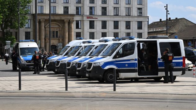 In Deutschland verschwand eine 9-jährige Ukrainerin auf dem Weg zur Schule: sie Ich suche schon seit dem sechsten Tag nach ihr“ /> </p>
<p>Am 3. Juni verschwand die 9-jährige Ukrainerin Valeria in der deutschen Stadt Debeln. Sie und ihre Mutter kamen nach der umfassenden russischen Invasion der Ukraine im Jahr 2022 nach Deutschland.</p>
<p>Das berichtete der Lokalsender MDR.</p>
<h2>Valerias Verschwinden</h2>
<p>Das Verschwinden der 9-jährigen Valeria wurde am Montagmorgen, 3. Juni, bekannt. Das Mädchen kam nicht zur Schule. Gleichzeitig untersucht die Schulaufsicht, warum die Schule die Abwesenheit des Kindes nicht gemeldet hat. Weder die Mutter noch die Polizei wurden darüber informiert, dass das Mädchen nicht in der Schule erschienen ist.</p>
<p>Jetzt beobachten sie </p>
<p>Normalerweise überprüfen die Lehrer zu Beginn der ersten Unterrichtsstunde, ob alle Kinder da sind. Manchmal kommt es vor, dass die Eltern nicht erreichbar sind oder der Schüler oft ohne triftigen Grund abwesend ist — In diesem Fall kann die Schulleitung im Rahmen der Amtshilfe die Polizei rufen, weisen die örtlichen Strafverfolgungsbehörden darauf hin.</p>
<p>Valerias Verschwinden wurde erst bekannt, nachdem sie nicht von der Schule zurückkam. Zuerst machte sich ihre Mutter auf die Suche nach ihr, dann kontaktierte sie gegen 18:25 Uhr die Polizei.</p>
<p>Die Polizei fahndet nach dem Mädchen, auch studentische Polizisten und speziell ausgebildete Hunde sind im Einsatz. Die Gebiete werden auch mit Drohnen und Hubschraubern inspiziert.</p>
<p>Die Polizei befragt weiterhin die Anwohner und hat bereits mehr als 10 Terabyte an CCTV-Kameraaufzeichnungen untersucht.</p>
<p>Taucher inspizieren die Gegend Freiberger Mulde.</p>
<p>Taucher inspizieren auch die Freiberger Mulde.</p>
<h2>Wir haben Kontakt zum Vater des Mädchens hergestellt</h2>
<p>Die Polizei stellt fest, dass sie die Möglichkeit in Betracht zieht die 9-jährige Valeria ins Ausland zu bringen.</p>
<blockquote>
<p>— Wir stehen in Kontakt mit den örtlichen (ukrainischen) Behörden. Gleiches gilt für die Nachbarländer Polen und Tschechien als mögliche Transitrouten. Es besteht auch Kontakt zum Vater des Mädchens“, sagte Andrzej Rydzik, ein Vertreter der Polizei der Nachbarstadt Chemnitz.</p>
</blockquote>
<p>Medienberichten zufolge stammt Valerias Familie aus der Region Dnepropetrowsk .</p>
</p></p>
<!-- relpost-thumb-wrapper --><div class=