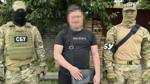 Video der Stellungen der Streitkräfte der Ukraine wurde in sozialen Netzwerken verbreitet: Der SBU wurde festgenommen zwei Blogger“ /></p>
<p> < p>Beamte des Sicherheitsdienstes nahmen Blogger fest, die in sozialen Netzwerken Informationen über die Platzierung von Positionen und die Bewegung ukrainischer Verteidiger verbreiteten.</p>
<h2>Informationen über die Positionen der Ukrainische Streitkräfte: Einzelheiten zur Inhaftierung von Bloggern</h2>
<p>Es stellte sich heraus, dass einer der Angreifer ein Einwohner von Saporoschje war, der einen Telegram-Kanal mit 140.000 Lesern verwaltete. Um diese Ressource bekannt zu machen, veröffentlichte der Blogger ein Video, das die Aufstellung einer Schussposition des ukrainischen Militärs im Bezirk Kupyansky in der Region Charkow zeigt.</p>
<p>Er veröffentlichte auch ein Video, das die Verteidigungslinien der ukrainischen Streitkräfte zeigt Kräfte im Rabotino-Gebiet in Saporoschje.</p>
<p>Jetzt ansehen </p>
<p>Darüber hinaus veröffentlichte der Angeklagte eine Sendung über die Bewegung von gepanzerten Fahrzeugen und Artilleriesystemen in einer der Regionen der Ukraine.</p>
<p>Recht Polizeibeamte hielten ihn fest, während er plante, neues Material zu veröffentlichen.</p>
<p>Es stellte sich heraus, dass ein weiterer Angreifer ein Bewohner der Region Winnyzja war. Er filmte den Flug eines Kampfhubschraubers ukrainischer Verteidiger und veröffentlichte das Video mit einem Geolocation-Tag auf Facebook.</p>
<p>Später versuchte er, dieses Video zu verbreiten, um seine eigene Seite im sozialen Netzwerk bekannt zu machen. Am Ende nahmen Polizeibeamte den Angreifer fest.</p>
<p>Die Blogger wurden über den Verdacht gemäß Teil 1 und Teil 2 von Art. informiert. 114-2 des Strafgesetzbuches der Ukraine (unerlaubte Verbreitung von Informationen über die Bewegung von Waffen in die Ukraine, die Bewegung oder den Standort der Streitkräfte der Ukraine, sofern diese vor Ort identifiziert werden können).</p>
<p >Die Ermittlungen laufen derzeit.</p>
<p>Den Bloggern drohen für ihre Tat bis zu 8 Jahre Gefängnis.</p>
</p></p>
<!-- relpost-thumb-wrapper --><div class=