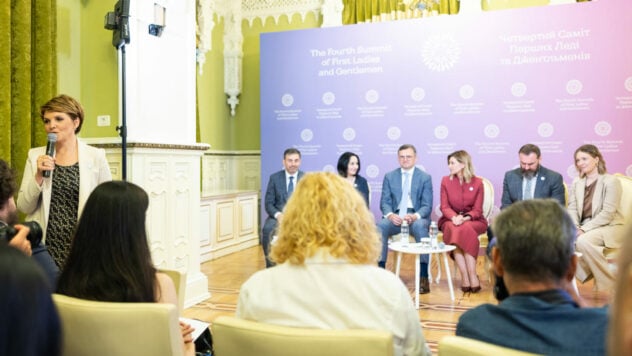 Der vierte Gipfel der First Ladies und Gentlemen zum Thema Kindersicherheit findet in Kiew statt Herbst“ /></p>
<p>Die First Lady der Ukraine Elena Zelenskaya kündigte offiziell den vierten Gipfel der First Ladies und Gentlemen an, der am 12. September 2024 stattfinden wird. Das Thema dieser Veranstaltung wird die Sicherheit von Kindern sein. Dies wurde während einer Pressekonferenz bekannt, die von der Chefredakteurin von Facts ICTV Elena Frolyak moderiert wurde.</p>
<p>Die Redner waren die First Lady der Ukraine Elena Zelenskaya, der Außenminister der Ukraine Dmitry Kuleba, der Minister für Bildung und Wissenschaft der Ukraine Oksen Lisovoy, die Ministerin für Sozialpolitik Oksana Zholnovych, die stellvertretende Ministerin für digitale Transformation der Ukraine Valeriya Ionan und die Kommissarin der Werchowna Rada der Ukraine für Menschenrechte Dmitry Lubinets.</p>
<h2>Viertes Gipfeltreffen der First Ladies und Gentlemen — Was wir wissen</h2>
<p>Die Großveranstaltung wird einflussreiche Führungskräfte, Experten und Persönlichkeiten des öffentlichen Lebens zusammenbringen, um wichtige Themen im Zusammenhang mit dem Schutz junger und schutzbedürftiger Mitglieder der Gesellschaft zu diskutieren.</p>
<p>Jetzt ansehen </p>
<blockquote>
<p>— Es ist wichtig, dass sich die Ukraine nicht nur auf sich selbst konzentriert, sondern nach neuen Lösungen zur Bewältigung globaler Herausforderungen sucht. Wenn irgendwo Kinder getötet oder entführt werden — Dies ist eine Bedrohung für die gesamte moderne Kindheit, für alle Prinzipien und Werte, auf denen die zivilisierte Welt aufgebaut ist. Deshalb dürfen wir sie nur gemeinsam schützen, — betonte die First Lady der Ukraine.</p>
</blockquote>
<p>Elena Zelenskaya wies darauf hin, dass der Schutz der Rechte und der Sicherheit von Kindern Priorität habe. Das erste Panel des Gipfels wird Kindern in bewaffneten Konflikten gewidmet sein, was besonders wichtig für unseren Staat ist, wo Krieg jeden Tag Leben kostet und junge Ukrainer verstümmelt.</p>
<p>Auf dem Gipfel werden auch zum ersten Mal die Ergebnisse einer großen soziologischen Studie über die wichtigsten Bedrohungen für Kinder vorgestellt und Möglichkeiten zum Schutz der jüngeren Generation in verschiedenen Dimensionen untersucht: während bewaffneter Konflikte (Kriegsdimension), zu Hause (Familiendimension). , in der Schule, im virtuellen Raum (Online-Dimension) .</p>
<p><img decoding=