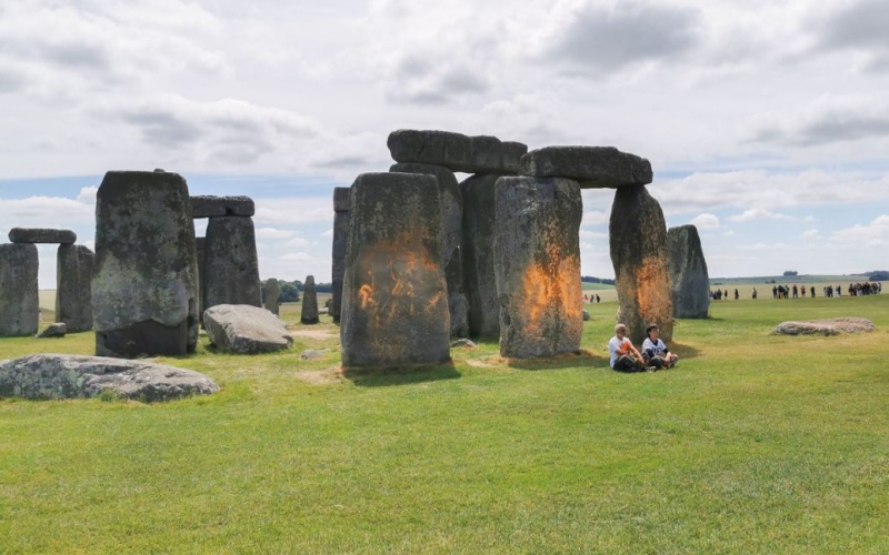 Ökoaktivisten verspotteten Stonehenge : Was ist der Grund (Video)“ /></p>
<p><strong>Die Polizei von Wiltshire hat die Festnahme von zwei Just Stop Oil-Klimaaktivisten wegen des Verdachts der Beschädigung eines antiken Denkmals bestätigt.</strong></p>
<p>In Großbritannien besprühten zwei Umweltaktivisten einen Teil des prähistorischen Denkmals Stonehenge mit Orangenpulver.</p>
<p>Dies berichtet die BBC.</p>
<p>Der Vorfall ereignete sich am Tag vor dem Start der Sommersonnenwende-Feierlichkeiten am 5.000 Jahre alten Wahrzeichen in der Nähe der Stadt Salisbury in Wiltshire </p>
<p>Die Polizei von Wiltshire hat bestätigt, dass zwei Just Stop Oil-Klimaaktivisten wegen des Verdachts der Beschädigung eines antiken Denkmals festgenommen wurden.</p>
<p>Just Stop Oil sagte, dass es sich bei dem Orangenpulver um Maismehl handele, das später vom Regen „weggespült“ werde Öl, Gas und Kohle bis 2030.</p>
<blockquote class=