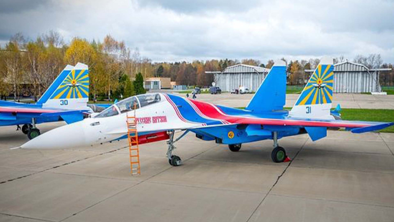 Mehr als ein Dutzend: Russische Kämpfer strömten herbei der belarussische Flugplatz 