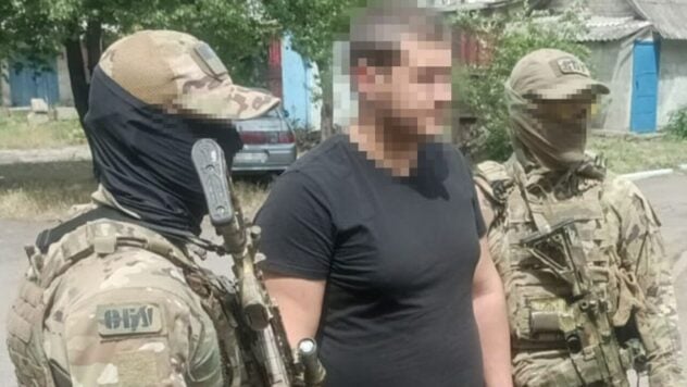 Hat geholfen, die Verteidigung der Streitkräfte der Ukraine in der Region Donezk zu durchbrechen: die SBU hat einen russischen Agenten festgenommen“ /></p>
<p>Der Sicherheitsdienst hat einen russischen Agenten festgenommen, der den Eindringlingen geholfen hat, die Verteidigungsanlagen des ukrainischen Militärs in der Richtung Pokrovsky zu durchbrechen, wo es derzeit an der Ostküste zu heftigsten Zusammenstößen kommt Front.</p>
<h2>Festnahme eines russischen Agenten, der den Russen geholfen hat, die Verteidigungsanlagen der ukrainischen Streitkräfte zu durchbrechen: Einzelheiten</h2>
<p>Für den russischen Geheimdienst erkannte der Verräter die Orte, an denen das ukrainische Militär stationiert war und wohin es sich bewegte. Zu diesem Zweck ging der Angeklagte zu Fuß durch das Gebiet und zeichnete heimlich den Standort der ukrainischen Verteidiger auf.</p>
<p>Der russische Agent widmete den befestigten Gebieten und Kampfpositionen der Artillerie der ukrainischen Streitkräfte besondere Aufmerksamkeit, weil Sie sind es, die die Angriffsgruppen der russischen Truppen unter Feuerkontrolle halten.</p>
<p>Jetzt beobachten sie </p>
<p>Die vom Agenten erhaltenen Informationen waren für die russischen Invasoren notwendig, um militärische Operationen an der Front mit Luftangriffen, Artilleriebeschuss und Razzien der DRG vorzubereiten.</p>
<p>Am Ende deckten die Cyberspezialisten des SBU die Pläne der Russen auf und verhafteten ihren Agenten.</p>
<p>Sie beschlagnahmten sein Mobiltelefon und seine Bankkarten, mit denen er Geld für das Sammeln von Geheimdienstinformationen vom russischen Geheimdienst erhielt.</p>
<p>Der Verräter befindet sich jetzt in Haft . Er wurde über den Verdacht gemäß Teil 2 der Kunst informiert. 111 des Strafgesetzbuches der Ukraine (Hochverrat unter Kriegsrecht).</p>
<p>Für seine Tat droht einem Agenten der Russischen Föderation eine lebenslange Haftstrafe.</p>
<p>Wir möchten daran erinnern Ihnen mitgeteilt, dass der Sicherheitsdienst kürzlich einen russischen Agenten festgenommen hat, der Raketen- und Bombenangriffe der Russischen Föderation auf Charkow korrigierte, und zur Einnahme der Stadt aufrief. Der Verräter sitzt jetzt in Untersuchungshaft. Ihr droht lebenslange Haft.</p>
<p>Der umfassende Krieg in der Ukraine dauert nun schon seit dem 841. Tag.</p>
<p>Sie können die Lage in den Städten auf der interaktiven Karte der Militäreinsätze in verfolgen Ukraine und auf der Karte der Luftangriffe in der Ukraine .</p>
</p></p>
<!-- relpost-thumb-wrapper --><div class=