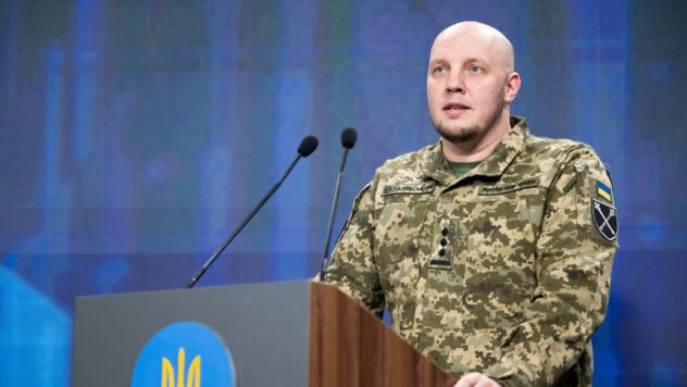 Vadim Sukharevsky wurde zum Kommandeur der Unmanned Systems Forces der Streitkräfte der Ukraine ernannt – was ist über ihn bekannt“ /></p>
<p>Oberst Vadim Sukharevsky wurde zum Kommandeur der Streitkräfte für unbemannte Systeme der Streitkräfte der Ukraine ernannt.</p>
<p>Dies heißt es in der Anordnung des Ministers für Verteidigung der Ukraine vom 10. Juni 2024, berichtete der Generalstab der Streitkräfte der Ukraine.</p>
<p >Welche Aufgaben dem neu ernannten Kommandeur der Streitkräfte unbemannter Systeme übertragen werden und was über seine Biografie bekannt ist — Lesen Sie im ICTV Facts-Material.</p>
<p>Jetzt ansehen </p>
<h2><b>Welche Richtung wird von Vadim Sukharevsky eingeschlagen</b></h2>
<p>Die von Oberst Sucharewski geleitete Richtung — Dabei handelt es sich um unbemannte Systeme und die Entwicklung des Einsatzes von Drohnen durch ukrainische Soldaten.</p>
<p>Vadim Sucharewski ist seit dem 10. Februar 2024 stellvertretender Oberbefehlshaber der Streitkräfte der Ukraine, Alexander Syrski.</p >
<p>Vor seiner Ernennung war er Kommandeur der 59. separaten motorisierten Infanteriebrigade, die nach Jakow Handsjuk benannt ist, zu der eine der besten UAV-Einsatzeinheiten gehört — Unternehmen taktische Gruppe <strong>Birds of Madyar.</strong></p>
<blockquote>
<p>– Ein Befehlshaber im Krieg und in der Armee im Allgemeinen zu sein, ist eine wahnsinnige Verantwortung. Für mich begann der Countdown zum Krieg im Jahr 2014. Einen Tag lang hörte es nicht auf. Der 24. Februar 2022 sei zum Höhepunkt des russischen Hasses auf die Ukraine geworden, bemerkte Vadim Sucharewski.</p>
</blockquote>
<h2><b>Biografie von Vadim Sucharewski – grundlegende Fakten</b></h2>
<p>Vadim Olegovich Sukharevsky wurde am 6. Oktober 1984 in der Stadt Beregovo in der Region Transkarpatien geboren.</p>
<p>Abschluss am Mukatschewo-Lyzeum mit verbesserter militärischer körperlicher Ausbildung.</p>
<p>Von Februar bis Oktober 2004 nahm er als Teil der 6. separaten mechanisierten Brigade an einer Friedensmission im Irak teil. Er nahm an der dreitägigen Schlacht um Al-Kut mit Militanten der Magdi-Armee teil, bei der ukrainische Streitkräfte Objekte in der Provinz Wasit verteidigten, die unter ihren Schutz gestellt wurden.</p>
<p>Nach seiner Rückkehr aus dem Irak kämpfte Sucharewski trat in das Lemberger Institut für Bodentruppen der Nationalen Polytechnischen Universität Lemberg ein, wo er sich 2009 mit dem Schwerpunkt Kampfeinsatz und Steuerung luftbeweglicher Einheiten abschloss.</p>
<p>Im Jahr 2011 wurde Oberleutnant Sucharewski zum Kommandeur der Luftfahrzeugkompanie des 80. separaten Luftfahrzeugregiments ernannt. Gilt als einer der beiden besten Kompaniechefs des Regiments.</p>
<p>Vadim Sucharewski verteidigt die Ukraine seit Beginn der russischen Invasion im Osten im Jahr 2014:</p>
<ul>
<li style=