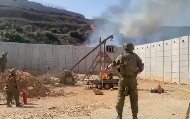 Israelisch Armee setzt mittelalterliche Waffen ein, um die Grenze zu schützen: Video“ /></p>
<p><strong>IDF-Kämpfer werfen mit einem Katapult Brandgranaten über die Grenzmauer zum Libanon.</strong></p>
<p>On Am Donnerstag, 13. Juni, erschien im Internet ein Video, in dem israelische Soldaten an der Grenze zum Libanon eine mittelalterliche Waffe – ein Katapult sowie Pfeil und Bogen – einsetzen.</p>
<p>Das entsprechende Filmmaterial wurde veröffentlicht von Militärbeobachter von OSINT-defender im X-Netzwerk.</p>
<p>Wie im ersten Video zu sehen ist, werfen IDF-Soldaten mit einem Katapult Brandgranaten über die Grenzmauer zum Libanon, von wo aus Hisbollah-Kämpfer häufig israelisches Territorium angreifen. </p>
<p>In einem anderen Video feuert ein Soldat mit dem Bogen und schießt Feuerpfeile über die Grenzmauer.</p>
<p>Die israelische Armee kommentierte das Erscheinen dieser Videos und nannte solche mittelalterlichen Methoden eine lokale Initiative , und keine allgemeine Praxis.</p>
<p>Beobachter erklären, dass örtliche Reservisten Einer der Außenposten im Norden Israels auf libanesischem Territorium Büsche und dichte Vegetation verbrennen, was die Sicht einschränkt und es Militanten der Hisbollah ermöglicht, Hinterhalte in der Nähe der Grenze zu legen mit Israel.</p>
<p>Erinnern Sie sich daran, dass frühere Kämpfer der israelischen Armee auf den israelischen Beschuss durch die pro-iranische Gruppe Hisbollah mit Sitz im Libanon reagierten.</p>
<h4>Ähnliche Themen:</h4>
<p>Weitere Nachrichten</p>
<!-- relpost-thumb-wrapper --><div class=