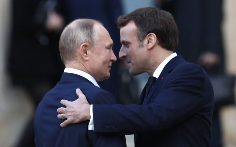 Macron kündigte Bereitschaft an den Dialog mit Putin wieder aufzunehmen“ /></p>
<p><strong>Macron erklärte, dass er „an die Kraft des Dialogs glaubt“.</strong></p>
<p>Der französische Präsident Emmanuel Macron sagte, er sei bereit die Kommunikation mit Kremlchef Wladimir Putin wieder aufzunehmen, weil er „an die Kraft des Dialogs“ glaubt.</p>
<p>Das sagte der französische Staatschef im Generation Do It Yourself-Podcast.</p>
<p>„Ich glaube „Ich bin in der Macht des Dialogs, und ich werde den Dialog mit Wladimir Putin fortsetzen“, bemerkte Macron.</p>
<p>Der Moderator der Sendung fragte den französischen Präsidenten, ob er in den letzten Monaten mit Putin kommuniziert habe. Worauf Macron antwortete: „Nein, aber ich schließe nicht aus, dass wir dies zu dem einen oder anderen Thema tun werden, insbesondere zum Thema Kernkraftwerke oder anderen.“</p>
<p>Das ist schon vorher erwähnenswert nach der umfassenden Invasion der Russischen Föderation und nachdem der französische Präsident Emannuel Macron ziemlich oft mit Putin gesprochen hatte. Medienberichten zufolge hat der französische Präsident seit Beginn des Großen Krieges mindestens 14 Mal telefonisch mit Putin kommuniziert.</p>
<p>Erinnern Sie sich daran, dass der französische Präsident Emmanul Macron die Voraussetzung für den Frieden in der Ukraine genannt hat.</p >
<p><strong>Neuigkeiten zu Führungskräften heute:</strong></p>
<p>   </p>
<h4>Ähnliche Themen:</h4>
<p>Weitere Neuigkeiten</p>
<!-- relpost-thumb-wrapper --><div class=