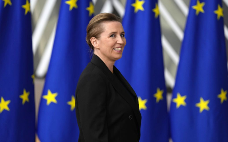 Angriff für den Premierminister von Dänemark: Wie ist der Zustand des Regierungschefs? /></p>
<p><strong>Mette Frederiksen wurde zur Untersuchung unter Bewachung ins Krankenhaus gebracht.</strong></p>
<p>< p>Alle offiziellen Veranstaltungen mit Beteiligung der dänischen Premierministerin Matte Frederiksen wurden am Samstag, dem 8. Juni, abgesagt, nachdem sie am Tag zuvor im Zentrum von Kopenhagen angegriffen worden war. Der dänische Regierungschef, der als Hauptanwärter auf den Posten des Chefs des Europäischen Rates gilt, erlitt nach einem Schlag eine leichte Nackenverletzung.</p>
<p>Das berichtet der Guardian unter Berufung auf eine Stellungnahme des Büros des dänischen Premierministers.</p>
<p>Nach dem Angriff eines unbekannten 39-jährigen Mannes, der sofort am Tatort festgenommen wurde, wurde Matte Frederiksen zur Untersuchung unter Bewachung ins Krankenhaus gebracht. Das Büro des Regierungschefs berichtet, dass der Schaden gering sei, der Premierminister sei jedoch tief betroffen von dem Vorfall.</p>
<p>Zeugen des Angriffs berichteten, dass der Unbekannte den Premierminister gewaltsam geschubst habe. Die Beweggründe für sein Vorgehen und Einzelheiten zu seiner Identität werden nicht bekannt gegeben.</p>
<p>Es ist bekannt, dass der 39-Jährige um 13:00 Uhr Ortszeit zum Verhör vor das Stadtgericht Kopenhagen gebracht werden sollte und eine vorbeugende Maßnahme.</p >
<h2><strong>Was über Matt Frederiksen bekannt ist</strong></h2>
<p>Matte Frederiksen ist Vorsitzender der Sozialdemokratischen Partei Dänemarks und seit 2019 Premierminister des Landes. Sie gilt auch als Spitzenkandidatin für den Posten an der Spitze des Europäischen Rates, den derzeit der französische Politiker Charles Michel innehat.</p>
<p>Der Angriff am Freitag erfolgte, nachdem Matte Frederiksen an Veranstaltungen für den Wahlkampf zum Europäischen Parlament teilgenommen hatte Die sozialdemokratische Kandidatin Christelle Chaldemose.</p>
<p>Die dänischen Wähler werden am Sonntag, dem 9. Juni, zu den Wahlen zum Europäischen Parlament gehen. Frederiksens Sozialdemokratische Partei liegt in den jüngsten Umfragen vor der Wahl an der Spitze.</p>
<p>Die Erneuerung des Europäischen Parlaments bringt die Wiederwahl der Vorsitzenden der Europäischen Kommission, des Europäischen Rates, des Europäischen Parlaments und des Europäischen Parlaments mit sich Europäischer Auswärtiger Dienst.</p>
<h2 ><strong>Angriffe auf Politiker sind häufiger geworden</strong></h2>
<p>Der Angriff auf den dänischen Premierminister war einer von mehreren Fällen von Gewalt gegen Politiker im Jahr Europa.</p>
<p>Im Mai schoss der slowakische Premierminister Robert Fico aus einer Pistole, er wurde schwer verletzt.</p>
<p>Ein Europaabgeordneter der deutschen Sozialdemokraten (SPD) wurde beim Anbringen von Plakaten in Dresden verletzt. Ein deutscher Abgeordneter wurde kurzzeitig ins Krankenhaus eingeliefert, nachdem er am Kopf getroffen worden war.</p>
<p>Am Dienstag, dem 4. Juni, wurde in der südwestdeutschen Stadt ein Kandidat der rechtsextremen Partei Alternative für Deutschland (AfD) erstochen Mannheim.</p >
<h2><strong>Reaktion europäischer Staats- und Regierungschefs</strong></h2>
<p>Europäische Staats- und Regierungschefs verurteilten den Anschlag in Dänemark.</p>
<p>Präsident der Europäischen Kommission <strong> Ursula von der Leyen</strong>drückte ihre Unterstützung aus und sagte in einem Post an und Mut – ich weiß, dass Sie genug davon haben“, schrieb von der Leyen.</p>
<p>Der französische Präsident <strong>Emmanuel Macron</strong> nannte den Angriff „inakzeptabel.“</p>
<p> Die estnische Premierministerin <strong>Kaya Callas</strong>, die nach den Wahlen möglicherweise das Amt der Hohen Vertreterin der EU für Außen- und Sicherheitspolitik anstelle von Josep Borrell übernehmen könnte, sagte, sie sei „zutiefst schockiert“.</p>
<p>Der rumänische Präsident <strong>Klaus Johannis</strong>, der für den Posten des NATO-Generalsekretärs kandidiert, sagte, er sei „fassungslos über den feigen Angriff“.</p>
<p>Erinnern Sie sich daran Am 31. Mai griff in der deutschen Stadt Mannheim im Südwesten des Landes ein Unbekannter den rechtsextremen Sozialaktivisten Michael Stürzenberger, der für seine Kritik am Islam bekannt ist, mit einem Messer an.</p>
<h4>Verwandte Themen:< /h4>Weitere Neuigkeiten</p>
<!-- relpost-thumb-wrapper --><div class=