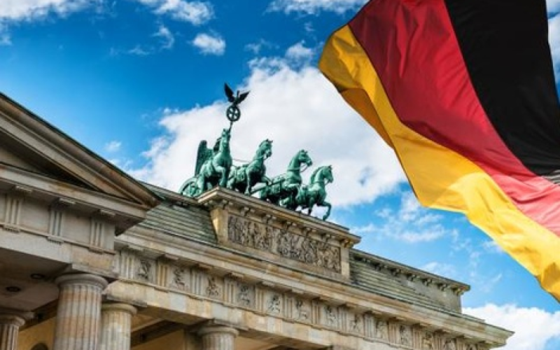 Die politische Legende Deutschlands entpuppte sich als Verbrecher: Was dem Gründervater der Bundesrepublik Deutschland vorgeworfen wird