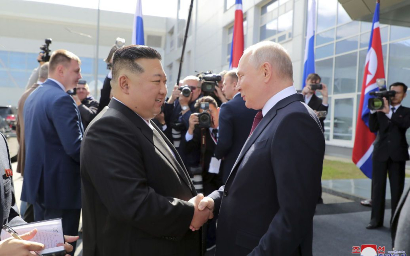 Putin wird diese Woche Nordkorea besuchen – Erklärung des Kremls ein offizieller Besuch in <strong>Nordkorea</strong> am 18.-19. Juni und Vietnam am 19.-20. Juni, angeblich auf Einladung der Führung dieser Länder.</p>
<p>Dies wurde im Kreml berichtet .</p>
<p>„Auf Einladung des Vorsitzenden für Staatsangelegenheiten der DVRK Kim Jong-un wird Wladimir Putin der Demokratischen Volksrepublik Korea vom 18. bis 19. Juni einen freundschaftlichen Staatsbesuch abstatten“, heißt es in der Mitteilung .</p>
<p>Während Putins Besuch in Vietnam ist geplant, die Entwicklung der Partnerschaft zwischen Moskau und Hanoi zu besprechen, Fragen der internationalen und regionalen Agenda, fügte der Pressedienst des Kremls hinzu.</p>
<p>Basierend auf den Ergebnissen von Putins Gesprächen in Vietnam ist außerdem geplant, eine gemeinsame Erklärung zu verabschieden und eine Reihe bilateraler Dokumente zu unterzeichnen.</p>
<h2><strong>„Freundschaft“ zwischen Putin und Kim Jong-un</strong></h2>
<p>Nordkorea und Russland vertieften ihre diplomatischen Beziehungen, nachdem Diktator Wladimir Putin im Jahr 2022 eine groß angelegte Invasion in der Ukraine startete. Während seiner gesamten Amtszeit besuchte Putin die DVRK einmal – im Jahr 2000, als der Führer der DVRK Kim Jong Il war.</p>
<p>Kim Jong Un zuletzt <strong>kam im September 2023 einmal nach Russland.</p>
<p>Putin und Kim Jong-un sind durch den russischen Krieg gegen die Ukraine eng verbunden. Schließlich ist es kein Geheimnis, dass Russland von der DVRK Waffen, darunter auch Raketen, erhält, mit denen die Invasoren friedliche ukrainische Städte angreifen.</p>
<p>Nordkorea bleibt ein wichtiger <strong>ideologischer Verbündeter des Kremls</p>
<p>Nordkorea bleibt ein wichtiger <strong>ideologischer Verbündeter des Kremls</p>
<p>strong>, insbesondere angesichts der Tatsache, dass Russland versucht, den russisch-ukrainischen Krieg in den globalen Diskurs zu übertragen Konfrontation mit dem Westen.</p>
<p>Die bedingungslose Unterstützung Pjöngjangs für die russische Aggression spielt dem Kreml sehr in die Hände, und auch Nordkorea selbst braucht einen ideologischen Verbündeten, um seine eigene internationale Isolation zu überwinden und seine aggressive Politik selbstbewusster verfolgen zu können.</p>
<p> Russland wiederum kann zur Lösung wirtschaftlicher und humanitärer Probleme innerhalb der DVRK beitragen.</p>
<p>Anfang 2024 berichtete Bloomberg, dass <strong>Putin aufgrund von Waffenmangel</strong>, appellierte an den nordkoreanischen Staatschef Kim Jong-in mit der Bitte, ballistische Kurzstreckenraketen und mehr als eine Million Artilleriegeschosse bereitzustellen.</p>
<p>Nordkorea übergab Russland eine Ladung ballistischer Raketen und Trägerraketen, die bereits für Angriffe in der Ukraine eingesetzt wurden.</strong></p>
<p>Experten zufolge ähneln nordkoreanische Raketen in Größe und Flugdynamik den russischen Iskander-Raketen. Fragmente wahrscheinlich nordkoreanischer Raketen wurden nach russischen Angriffen auf Charkow Anfang Januar gefunden.</p>
<p>Nach Angaben des Weißen Hauses schlug Russland Ende 2023 eine der von der DVRK erworbenen Raketen in der Region Saporoschje ein. </p>
<p >Den neuesten Daten zufolge hat Nordkorea Container nach Russland geschickt, die <strong>etwa 5 Millionen Artilleriegeschosse lagern können.</strong></p>
<p>Im Austausch gegen Munition schickte Russland Technologie Nordkoreas, die ihm bei seinen Plänen zum Einsatz einer Reihe von Spionagesatelliten sowie konventioneller Waffen helfen wird.</p>
<h4>Verwandte Themen:</h4>
<p>Weitere Nachrichten</p>
<!-- relpost-thumb-wrapper --><div class=