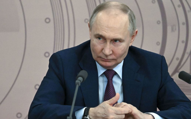 Putin hat etwas getan neue Stellungnahme zu ihren „Friedensvorschlägen“ /></p>
<p><strong>Putin droht mit Änderungen an „Friedensvorschlägen“ in Bezug auf die Ukraine, abhängig von der Lage an der Front.</strong></p>
<p>Der russische Diktator Wladimir Putin nannte die erwartete Reaktion des Westens auf seine „Friedensinitiativen“ in Bezug auf die Ukraine.</p>
<p>Er sagte dies am 20. Juni auf einer Pressekonferenz im Anschluss an einen Besuch in Vietnam.</p>
<p>„Genau eine solche Reaktion habe ich erwartet – in der ersten Phase. Aber was später passieren wird, wird die Zeit zeigen. Alles wird davon abhängen, wie.“ Dinge verändern die Situation auf der Erde“, sagte der Diktator.</p>
<p>Er bemerkte auch, dass „die Hoffnungen auf Verhandlungen hinter den Kulissen mit westlichen Ländern nicht wahr wurden.“</p>
<p>Außerdem Putin drohte damit, dass seine Vorschläge zur angeblichen „Regelung der Situation in der Ukraine“ nicht ewig Bestand haben werden.</p>
<p>„Russlands Bedingungen für eine Lösung in der Ukraine werden sich je nach der Situation an der Kontaktlinie ändern“, sagte er .</p>
<p>Denken Sie daran, dass die jüngsten Äußerungen des russischen Präsidenten Wladimir Putin über seine angebliche Bereitschaft zu Friedensverhandlungen mit der Ukraine nicht nur in Kiew, sondern auch bei westlichen Partnern eine skeptische Reaktion hervorriefen. Ukrainische und westliche Beamte haben Putins sogenannte „Friedensinitiativen“ als „Entweihung“ und als Versuch bezeichnet, Zeit für den Aufbau militärischer Fähigkeiten zu gewinnen.</p>
<h4>Verwandte Themen:</h4>
<p>Weitere Nachrichten</p>
<!-- relpost-thumb-wrapper --><div class=