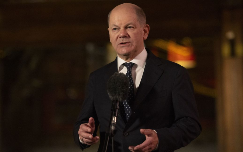 Scholz wies auf ein gefährliches Szenario für die Entwicklung des Krieges in der Ukraine hin.“ /></p>
<p><strong>Frieden ist für die deutsche Bundeskanzlerin mehr als nur die Abwesenheit von Krieg.</strong></p>
<p>Der deutsche Bundeskanzler Olaf Scholz glaubt, dass ein sofortiger Waffenstillstand ohne einen Fahrplan für dauerhaften Frieden die Entwicklung eines Szenarios nach sich ziehen wird, das nicht nur für die Ukraine, sondern für ganz Europa und sogar die Welt „unfair gefährlich“ ist.</p >
<p>Darüber sprach er in seinen Reden auf dem Friedensgipfel, der am 15. Juni in der Schweiz begann.</p>
<p>Frieden ist für ihn mehr als nur die Abwesenheit von Krieg.</p>
<p>< p>„Ein sofortiger Waffenstillstand ohne ernsthafte Verhandlungen, ohne einen Fahrplan zu einem gerechten und dauerhaften Frieden wird lediglich die Eroberung ukrainischen Landes durch Russland legitimieren und zu einem neuen eingefrorenen Konflikt führen“, betonte Olaf Scholz.</p>
<p>Der Deutsche Die Kanzlerin erinnerte daran, dass sowohl die EU als auch die USA vor der umfassenden russischen Invasion in der Ukraine bereit gewesen seien, Sicherheitsfragen zu diskutieren, die Moskau betreffen. Er sagte jedoch, Russland habe den Krieg der Diplomatie und dem Dialog vorgezogen.</p>
<p>„Lassen Sie mich das klarstellen: Trotz aller Sicherheitsbedenken kann keines von ihnen die Invasion eines friedlichen Nachbarstaates rechtfertigen.“ Ich möchte betonen, dass die Ukraine ist ein Opfer einer Aggression, die den Mut hatte, der Welt einen Friedensplan vorzulegen“, fügte Scholz hinzu.</p>
<p>Erinnern Sie sich daran, dass der französische Präsident Emmanuel Macron auf dem Friedensgipfel in der Schweiz gesagt hat, dass eine Voraussetzung für Frieden gegeben sei Hilfe bei der Abwehr der russischen Aggression kann der Ukraine nur nützen.</p>
<h4>Ähnliche Themen:</h4>
<p>Weitere Nachrichten</p>
<!-- relpost-thumb-wrapper --><div class=