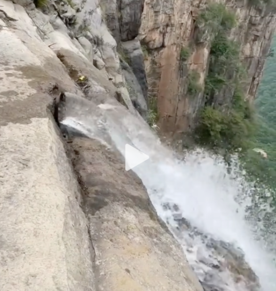  Ein Tourist enthüllte die Täuschung von Chinas höchstem Wasserfall – was ist los? Internet.< /p> </p>
<p><strong>Was das Management des Yuntai Park sagt</strong></p>
<p>Das Management des Yuntai Park antwortete auf den Beitrag des Touristen. Sie betonten, es handele sich nicht um Täuschung, sondern um eine kleine „Verbesserung“. Er scheint nur während der Trockenzeit in Betrieb zu sein, sodass Touristen, die den Weg überwunden haben, sich nicht getäuscht fühlen.</p>
<p>Die Behörden haben bereits unabhängige Ermittler geschickt, die herausfinden werden, was tatsächlich im Park passiert ist. Ihre Führer wurden jedoch bereits aufgefordert, vor solchen „Verbesserungen“ zu warnen.</p>
<p>Erinnern Sie sich daran, dass<strong>in Polen eine Frau vor Menschen 50.000 Zloty in den Müll warf: Warum hat sie das getan? it.</strong></p >
<h4>Verwandte Themen:</h4>
<p>Weitere Neuigkeiten</p>
<!-- relpost-thumb-wrapper --><div class=