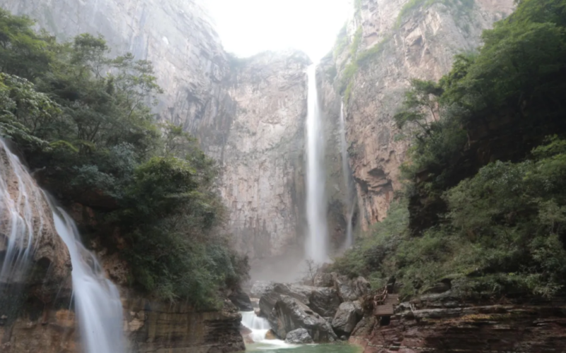 Ein Tourist hat einen Betrug mit Chinas höchstem Wasserfall aufgedeckt – was ist los?