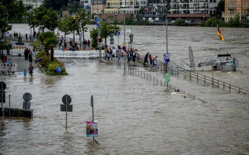 In Bayern sie sind großflächige Evakuierungen der Bevölkerung: Was geschah? /></p>
<p><strong>In 10 bayerischen Gemeinden wurde aufgrund von Überschwemmungen infolge starker Regenfälle eine Naturkatastrophe ausgerufen.</strong></p>
<p>Deutsche Bundesbehörden Der Freistaat Bayern hat Anwohner aus überschwemmungsgefährdeten Regionen wegen starker Regenfälle zur Evakuierung aufgefordert. Aufgrund steigender Wasserstände in der Donau und ihren Nebenflüssen wurde in zehn bayerischen Gemeinden eine Naturkatastrophe ausgerufen.</p>
<p>Dies meldet die Deutsche Welle.</p>
<p>Bewohner des Landkreises Augsburg werden abtransportiert In sichere Gebiete und Anwohner der Gemeinden Kühlenthal und Allmannshofen, die nicht aus eigener Kraft evakuieren können, versprachen die Behörden die Bereitstellung von Bussen. In der Stadt Schrobenhausen wurden Vorbereitungen für die Evakuierung von 670 Einwohnern getroffen.</p>
<p>Im Landkreis Günzburg, wo der Wasserstand seinen höchsten Stand im letzten Jahrhundert erreicht hat, dem bayerischen Zentrum der humanitären Hilfe Die Organisation Rotes Kreuz schickte Rettungsboote und Taucher.</p>
<p >Aufgrund des schlechten Wetters stellten deutsche Bahnarbeiter den Verkehr von Fernzügen, insbesondere des Fluges München-Berlin, ein oder schränkten ihn erheblich ein. Der Erdrutsch verursachte einen Unfall mit einem Hochgeschwindigkeitszug, bei dem zwei Waggons entgleisten. Glücklicherweise wurden die Passagiere nicht verletzt.</p>
<p>In München erklärten die Behörden aufgrund der Katastrophe zwei Spazierwege im Bereich des Isarowufers für gesperrt.</p >
<p>Denken Sie daran, dass am 31. Mai ein Teil Moskaus nach einem heftigen Regen überschwemmt wurde. Im Norden der russischen Hauptstadt standen Autos auf den Straßen und in den Innenhöfen der Häuser unter Wasser, Bäume wurden von Orkanwinden umgestürzt. Regenwasser überschwemmte auch einige Tiefgaragen.</p>
<h4>Verwandte Themen:</h4>
<p>Weitere Nachrichten</p>
<!-- relpost-thumb-wrapper --><div class=