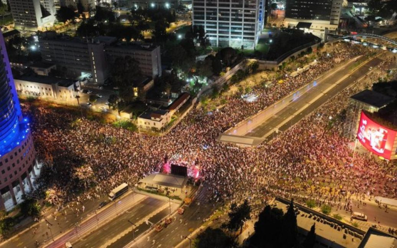 In In Israel sind regierungsfeindliche Proteste ausgebrochen: Was die Menschen fordern (Video)“ /></p>
<p><strong>Die Organisatoren der Aktion behaupten, dass der Protest der größte seit Beginn des Krieges in Israel geworden sei Gazastreifen.</strong></p>
<p >Am Samstag, dem 1. Juni, kam es in Israels Hauptstadt Jerusalem und der größten Stadt des Landes, Tel Aviv, zu großen Protesten gegen die Regierung. Die Demonstranten fordern den Rücktritt von Ministerpräsident Benjamin Netanyahu, vorgezogene Neuwahlen und eine Einigung über die Freilassung der von der Terrorgruppe Hamas im Gazastreifen festgehaltenen Geiseln.</p>
<p>Die Times of Israel schreibt darüber</p >
<p>Nach Schätzungen der Teilnehmer der Protestkundgebung am Samstag handelt es sich um die größte seit dem 7. Oktober. Protestorganisatoren behaupten, dass es in Tel Aviv 120.000 Demonstranten gibt.</p>
<blockquote class=