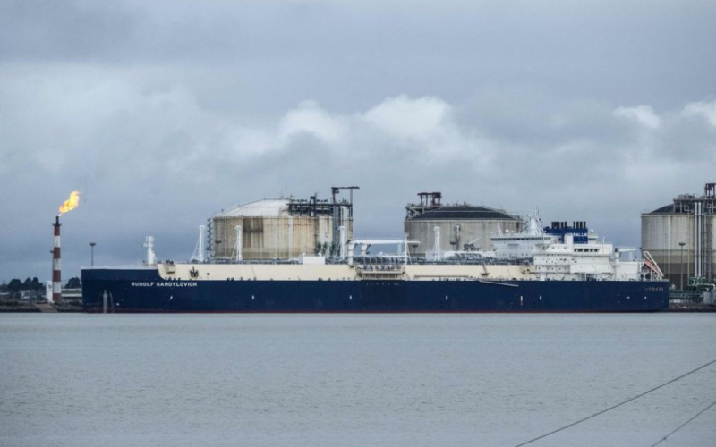 Auf Französisch Das Parlament fordert ein Verbot des Imports von russischem LNG. /></p>
<p><strong>Dies ist ein mutiger Schritt für Frankreich, da es im vergangenen Jahr beim Kauf von russischem LNG führend unter den europäischen Ländern war.</stark></p>
<p >Frankreich beabsichtigt, russisches LNG in Energieprodukte aufzunehmen, die EU-Sanktionen unterliegen, und seine Importe vollständig zu verbieten.</p>
<p>Dies heißt es in einem Bericht von <strong>Bloomberg</strong> .</strong> p> </p>
<p>Der Senatsausschuss empfahl, so schnell wie möglich eine entsprechende Entscheidung zu treffen und den Import von russischem Flüssiggas zu verbieten.</p>
<p>In der Veröffentlichung heißt es, dies sei ein mutiger Schritt für Frankreich war seit letztem Jahr der Spitzenreiter unter den europäischen Ländern in Bezug auf die Kaufmengen von russischem LNG. Auf Frankreich folgen Spanien und Belgien.</p>
<p>Die Gasmenge, die in diesem Jahr nach Frankreich gelangt, entspricht fast der Gesamtmenge für das gesamte Jahr 2023, nachdem die Lieferungen aus Katar stark zurückgegangen sind.</p>
<p> Es ist erwähnenswert, dass das Komitee von Parteien geleitet wird, die gegen die derzeitige Regierung sind, und dass sie diejenigen sind, die ein Importverbot für russisches Gas fordern.</p>
<p>Wir erinnern uns, dass zuvor berichtet wurde, dass <strong >Deutschland blockiert ein neues Sanktionspaket gegen die Russische Föderation wegen Gütern mit doppeltem Verwendungszweck</p>
<p>Außerdem haben wir zuvor darüber informiert, dass sich die <strong>Ultrarechten in Frankreich verändern ihre Schuhe im Handumdrehen“, sind prorussische Äußerungen von der Website der Partei verschwunden</strong>.</p>
<h4>Ähnliche Themen:</h4>
<p>Weitere Nachrichten</p>
<!-- relpost-thumb-wrapper --><div class=