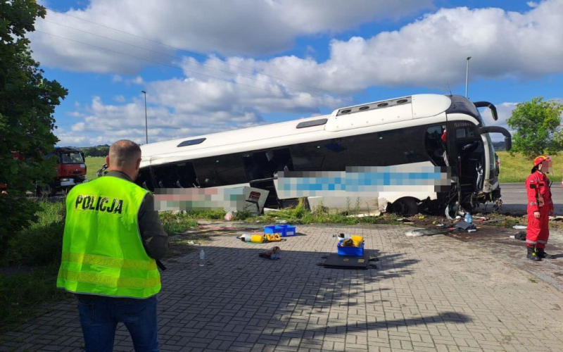 In Polen ein Bus mit Ukrainern (Foto)“ /></p>
<p><strong>In der Kabine befanden sich 57 Passagiere.</strong></p>
<p>Am Donnerstagmorgen, 20. Juni, in <strong>Polen< /strong> Ein Bus mit Ukrainern ist umgekippt. Der Unfall ereignete sich auf der Nationalstraße Nr. 17 in der Nähe des Dorfes Zakrence in der Woiwodschaft Lublin.</p>
<p>Dies wurde von RMF FM unter Berufung auf die Polizei gemeldet.</p>
<p>Der Unfall ereignete sich mit ein Kiew-Warschau-Bus. In der Kabine befanden sich 57 Passagiere. Durch den Unfall wurden 14 Menschen verletzt und ins Krankenhaus eingeliefert. Unter den Opfern sind auch zwei Kinder.</p>
<p>Es wird festgestellt, dass das Fahrzeug in einen Graben rutschte und dann auf den Straßenrand kippte. Nach vorläufigen Angaben prallte der Bus in einen Durchlass. Die Polizei berichtete, dass der Busfahrer nüchtern war.</p>
<p><img decoding=