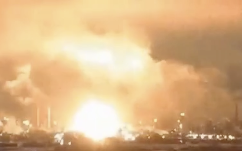 In Russland danach „Bavovny“, eine weitere Ölraffinerie brennt (Video)“ /></p>
<p><strong>Anwohner sagen, dass etwa 9 Explosionen zu hören waren.</strong></p>
<p>In der russischen Stadt Nowoschachtinsk, dass in der Region Rostow eine Reihe von <strong>Explosionen</strong> zu hören war und in der örtlichen Ölraffinerie ein Feuer ausbrach.</p>
<p>Anwohner berichten darüber.</p>
<p >Anwohner schreiben, dass zu Beginn der beiden Nächte in der Stadt mehrere laute Explosionen gleichzeitig zu hören waren.</p>
<p>Danach berichteten Augenzeugen, dass im Bereich der örtlichen Ölraffinerie Feuer und Rauch zu sehen waren. </p>
<p>Der Gouverneur von Rostow bestätigte einen Brand in der Ölraffinerie Nowoschachtinski aufgrund eines Drohnenangriffs</p>
<p>„Notfalldienste sind vor Ort im Einsatz. Informationen über die Opfer werden derzeit geklärt“, sagte der Beamte Wassili Golubew.</p>
<p>Wir erinnern daran, dass zuvor berichtet wurde, dass der<strong>Sicherheitsdienst der Ukraine die Zahl der Angriffe auf dem Territorium der Russischen Föderation erhöht</strong>.</p>
<p >Darüber hinaus haben wir bereits darüber informiert, dass <strong>Öldepots und Raffinerien in Russland nach einem Drohnenangriff brennen</strong>.</p>
<h4>Ähnliche Themen:</h4>
<p>Weitere Nachrichten</p>
<!-- relpost-thumb-wrapper --><div class=