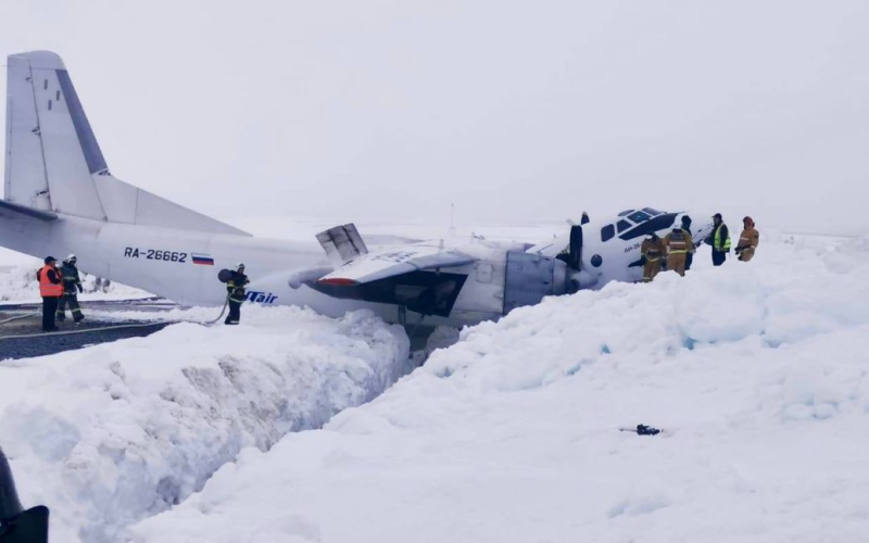 Ein Passagierflugzeug stürzte ab Russland: Was bekannt ist“ /></p>
<p><strong>Im Autonomen Kreis Jamal-Nenzen der Russischen Föderation stürzte ein Passagierflugzeug vom Typ An-26 der Utair-Fluggesellschaft ab.</strong></p>
<p>< p>An-26-Flugzeug der Utair-Fluggesellschaft stürzte im Autonomen Kreis der Jamal-Nenzen der Russischen Föderation ab, wobei es zu Verletzten kam.</p>
<p>Russische Propagandamedien berichten darüber.</p>
<p>Das Foto von Die Unfallstelle zeigt, dass das Flugzeug in zwei Teile zerbrach. Ein Passagier und zwei Besatzungsmitglieder seien verletzt worden, berichtete die Fluggesellschaft Utair. An Bord waren insgesamt 36 Passagiere und fünf Besatzungsmitglieder.</p>
<p><img decoding=