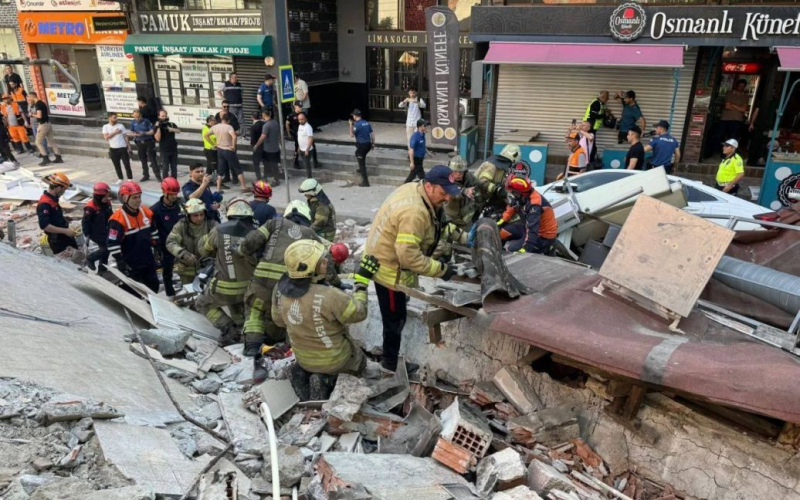 In Istanbul ist plötzlich ein Wohnhaus eingestürzt: Der schreckliche Moment wurde auf Video festgehalten